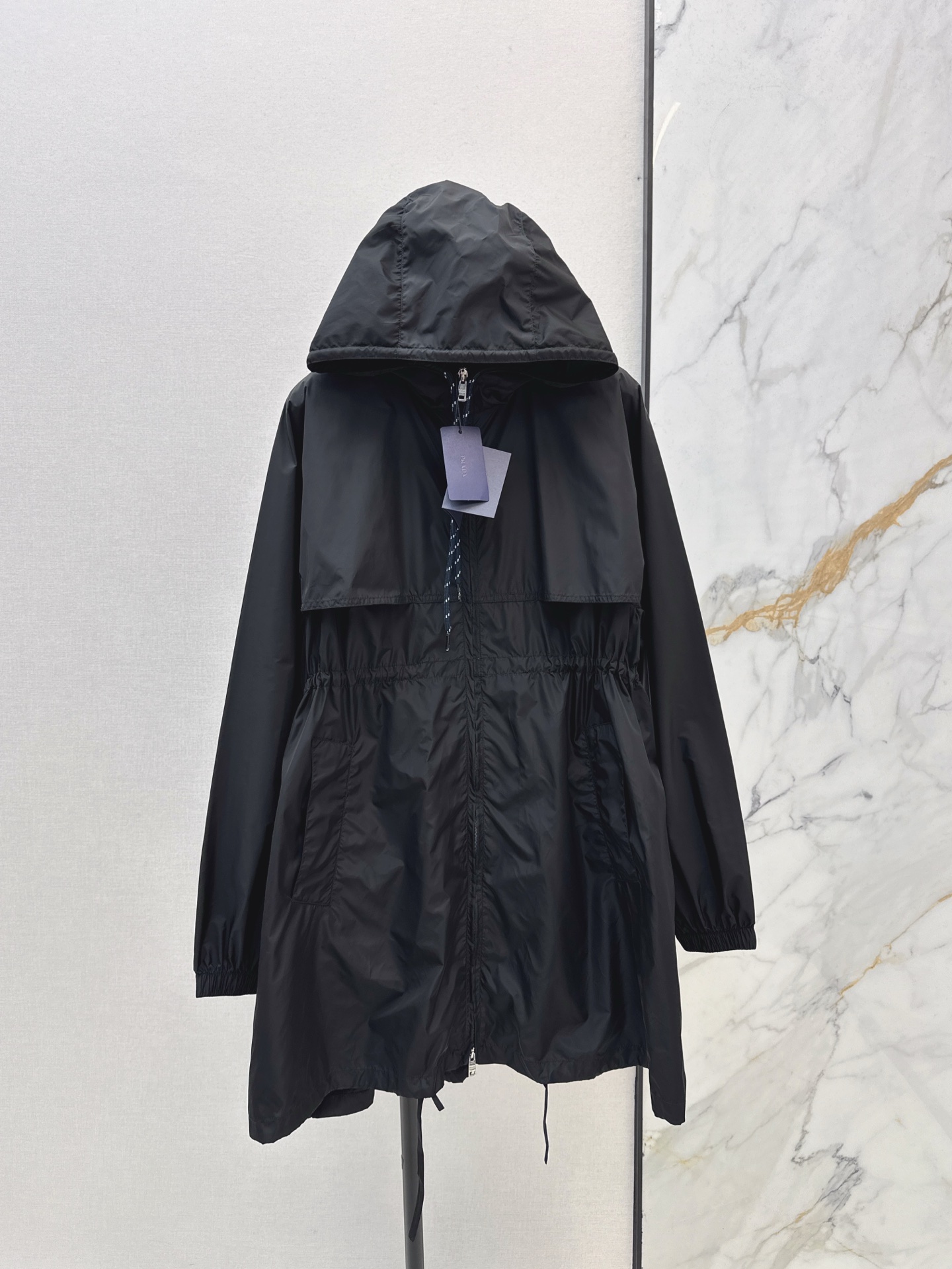 NO:310591,PD 25Ss——————The latest hooded rope hooded windbreaker jacket in early spring, imported charge nylon material, stand-up texture, waist-retard-down silhouette design, fashionable and advanced, versatile upper body, not picky, black versatile, durable, highly recommended for daily street travel or commuting, one-size-fitting, sml, jackets & coats, hats, alexander wang19860909PD 25Ss————早春最新款连帽绞花绳连帽风衣外套 进口冲锋尼龙材质 质感立挺有型 收腰落肩廓形设计版型时髦又高级 上身百搭不挑人 黑色百搭经久耐穿 日常出街或者通勤都是强烈推荐 一色现货发售sml,,jackets & coats,hats,alexander wang,Women's clothing