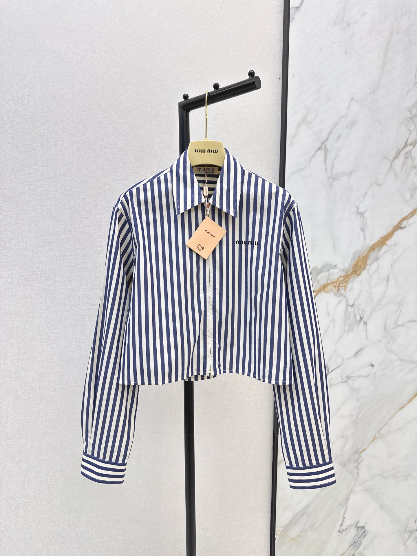 NO:310569,Miu 25Ss————The latest vertical striped lapel zipper shirt in spring and summer. Custom imported colored fabrics have a very unique texture. It is a fashionable temperament that you can have in one second when you go out. Spring relaxed outfits. Salt or sweet temperament layered items. One color is available for sale in stock. Miumiu,shirts,alexander wang19860909Miu 25Ss————春夏最新款竖条纹翻领拉链衬衫 定制进口色织面料质感绝绝子 真是一秒穿上出街就可以拥有的气质时髦感 春日松弛感穿搭 可盐可甜气质叠穿单品 一色现货发售sml,,miumiu,shirts,alexander wang,Women's clothing