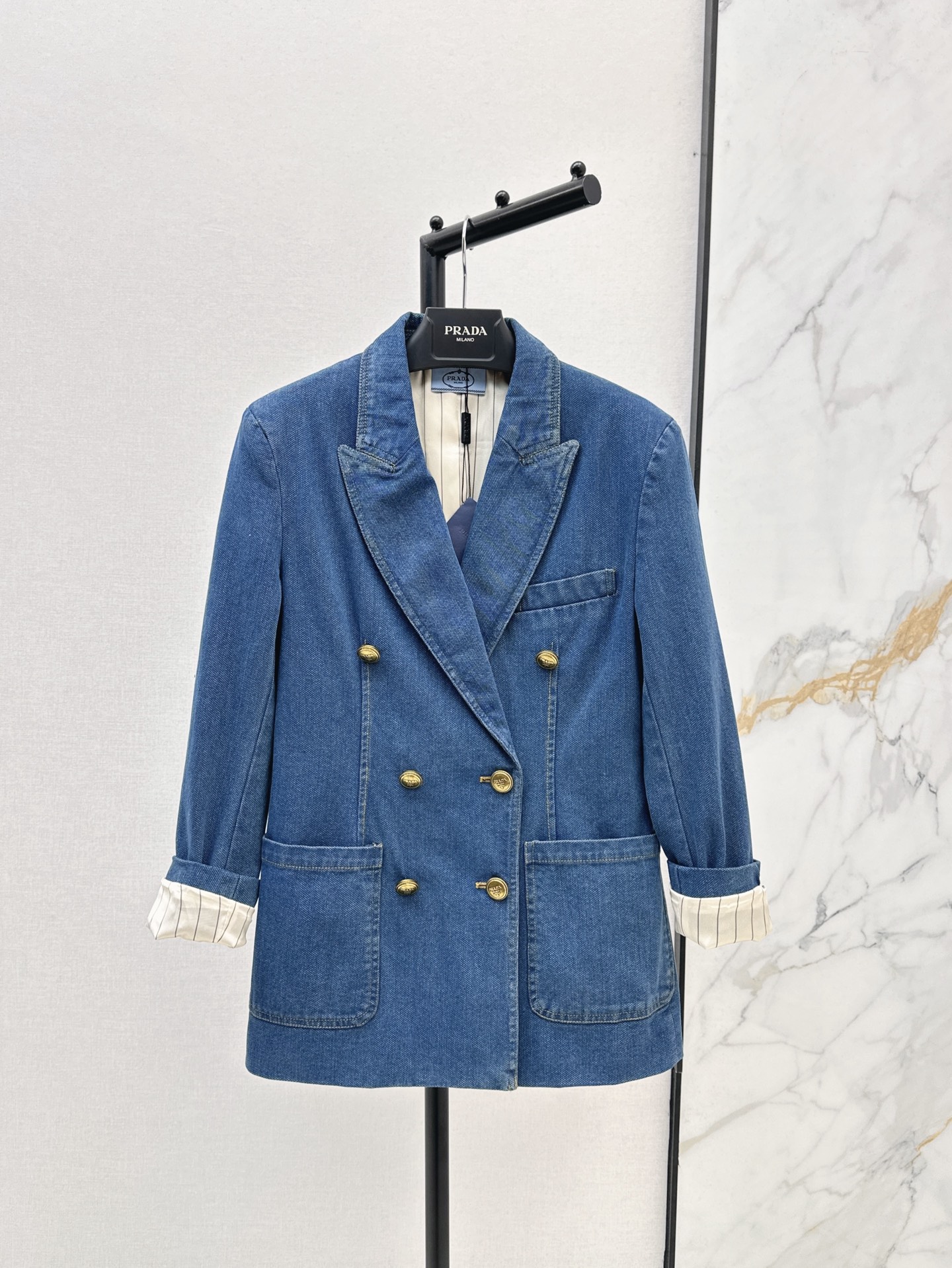 NO:310566,Exclusive first release PD 25Ss——————The latest double-breasted denim suit jacket in early spring, old logo metal buckle decoration, three-dimensional tailoring H-style back classic triangle logo decoration, top body casual and fashionable, denim cotton retro washing fabric, one-color spot on sale sml,, jackets & coats, business suit, alexander wang19860909独家首发 PD 25Ss————早春最新款双排扣牛仔西装外套做旧logo金属扣装饰 立体剪裁H版型 后背经典三角标装饰 上身休闲帅气又时髦 牛仔棉复古洗水面料 一色现货发售sml,,jackets & coats,business suit,alexander wang,Women's clothing