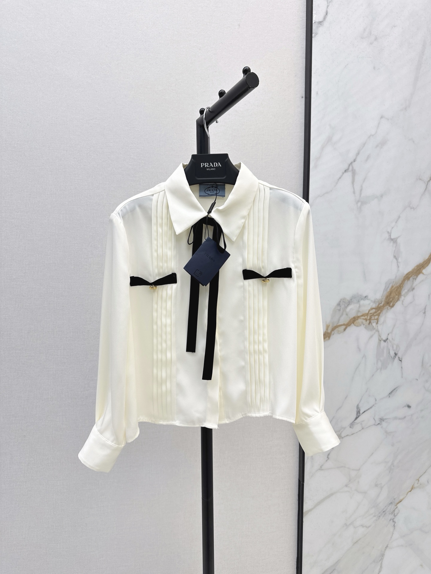 NO:310559,The grand style of the chaebol PD 25Ss———The latest style of spring and summer style mid-sleeved beige shirt with black velvet bow decoration age-reducing temperament~~The short cut style of the pleated craftsmanship is elegant, light and versatile, not picky. One color is available for sale in stock sml, Shirts, alexander wang19860909财阀千金气质 PD 25Ss————春夏最新款气质中袖米色衬衫黑色丝绒蝴蝶结装饰 减龄气质～～压褶工艺短款剪裁版型 优雅轻盈百搭不挑人 一色现货发售sml,,shirts,alexander wang,Women's clothing