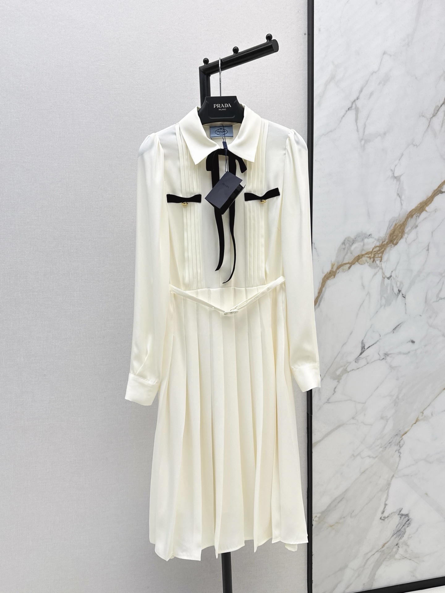 NO:310553,The temperament of the chaebol daughter PD 25Ss————The latest spring and summer Yang Zi’s same beige dress with black velvet bow tie decoration age-reducing temperament UP~~ The skirt hem pleated craftsmanship is classic waist-hugging style elegant and light and versatile. It is available in stock sml, skirts, alexander wang19860909财阀千金气质 PD 25Ss————春夏最新款杨紫同款米色连衣裙黑色丝绒领结装饰 减龄气质UP～～ 裙摆压褶工艺经典收腰版型优雅轻盈百搭不挑人 一色现货发售sml,,skirts,alexander wang,Women's clothing