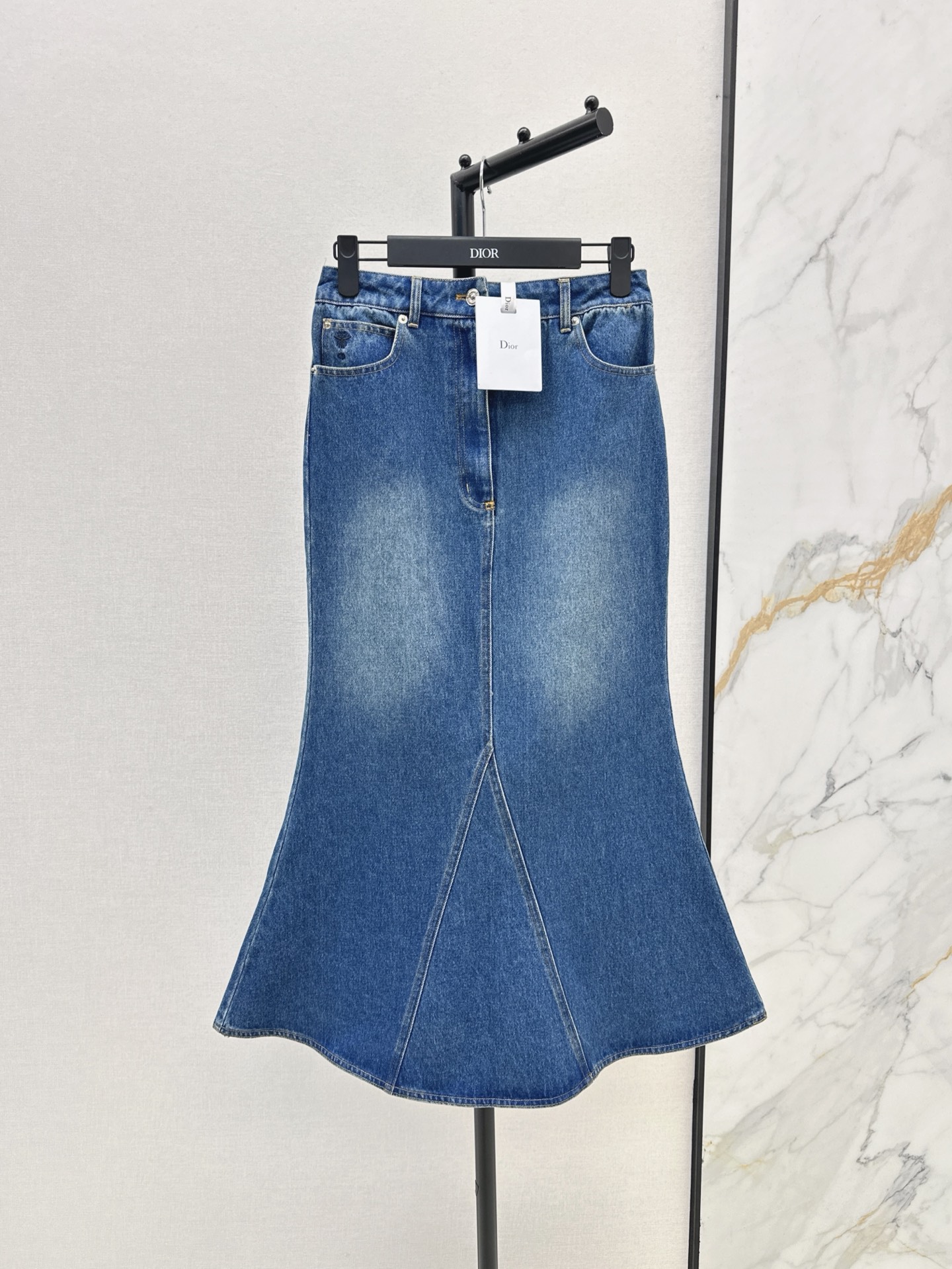 NO:310542,Jacket Half-start CD 25Ss—————The latest retro denim denim suit in early spring Loose silhouette denim jacket   fishtail skirt Fashionable and versatile to meet the needs of easy matching   quick outing. Washed denim textured fabric with retro feel and better care logo bee embroidery very detailed. One-color split development. SML, skirts, jackets & coats, alexander wang19860909外套 半首发 CD 25Ss————早春最新款复古丹宁牛仔套装 宽松廓形牛仔外套 鱼尾半裙 时髦百搭 是满足轻松搭配 快速出门的着装需求 水洗牛仔质感面料 拥有复古感觉又更好打理 logo蜜蜂刺绣 很有细节感 一色分开发 现货发售sml,,skirts,jackets & coats,alexander wang,Women's clothing