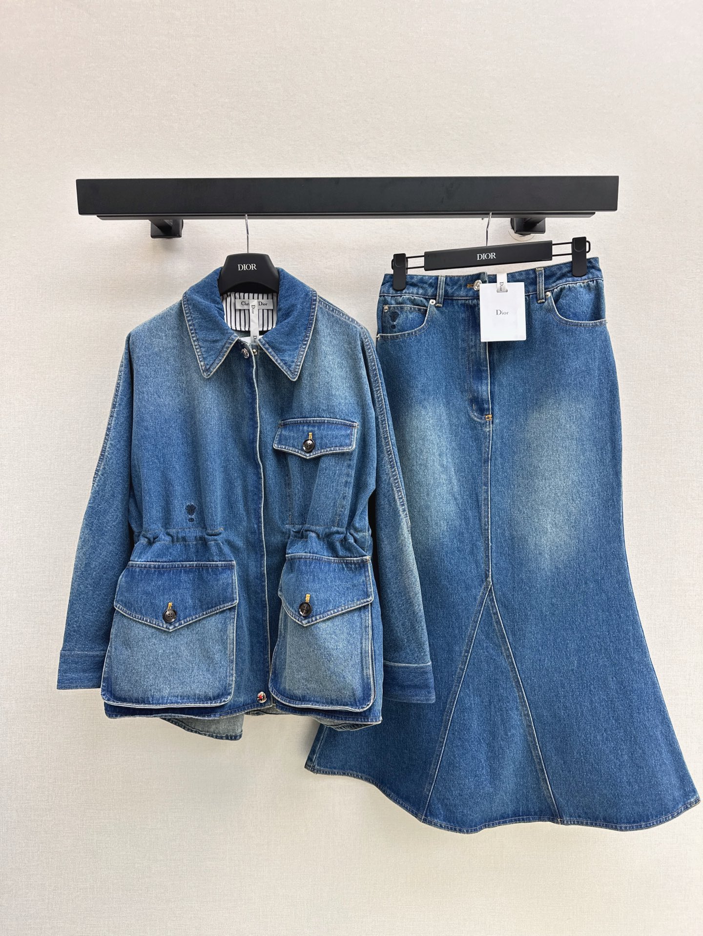 NO:310545,Jacket Half-start CD 25Ss—————The latest retro denim denim suit in early spring Loose silhouette denim jacket   fishtail skirt Fashionable and versatile to meet the needs of easy matching   quick outing. Washed denim textured fabric with retro feel and better care logo bee embroidery very detailed. One-color split development. SML, skirts, jackets & coats, alexander wang19860909外套 半首发 CD 25Ss————早春最新款复古丹宁牛仔套装 宽松廓形牛仔外套 鱼尾半裙 时髦百搭 是满足轻松搭配 快速出门的着装需求 水洗牛仔质感面料 拥有复古感觉又更好打理 logo蜜蜂刺绣 很有细节感 一色分开发 现货发售sml,,skirts,jackets & coats,alexander wang,Women's clothing