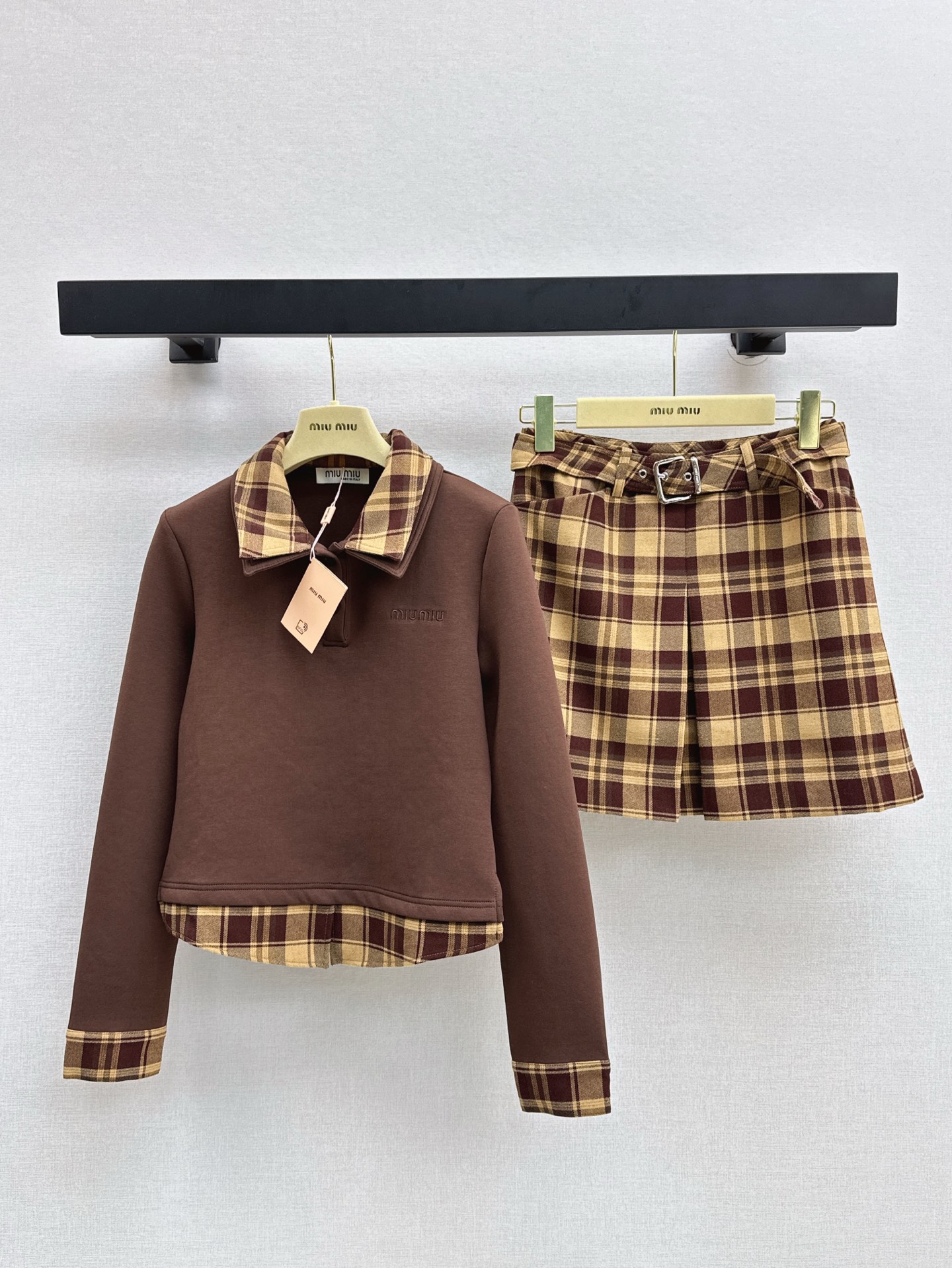 NO:326733,Age-reducing temperament Miu 25Ss—————The latest Korean dressing suit for early spring, spliced ​​plaid sweatshirt   A-line skirt, retro and fashionable, a set of upper body is very recommended, no matching worries, easy to transform into the heroine style, logo letter embroidery, details plus points, one set out, two colors are available for sale in stock,,miumiu,hoodie,sweatshirts,skirts,alexander wang19860909减龄气质 Miu 25Ss————早春最新款韩系穿搭套装拼接格纹卫衣 A字半裙 复古时髦感 一套上身很推荐 没有搭配烦恼 轻松变身女主角风范 logo字母刺绣 细节加分 一套出 两色现货发售sml,,miumiu,hoodie,sweatshirts,skirts,alexander wang,Women's clothing