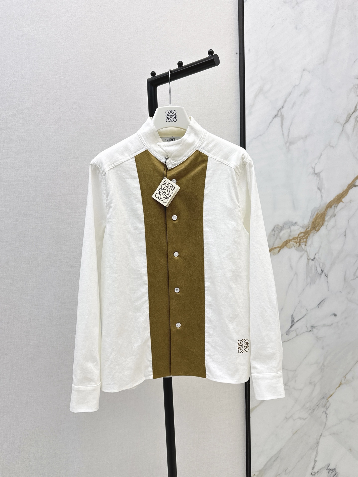 NO:310565,Fashionable items Loe 25Ss————The latest spring and summer spliced ​​contrasting linen shirts fashionable and stylish items Splicing details Hem embroidery logo A whole eye-catching look The silhouette is just right, easy to hide the flesh, lazy and casual upper body 100% linen fabric, very breathable, one-color spot sml, loewe,shirts,alexander wang19860909时髦单品 Loe 25Ss————春夏最新款拼接撞色亚麻衬衫时髦有型的单品 拼接细节做法 下摆刺绣logo 一整个吸睛Look 廓形感恰到好处 轻松藏肉 上身慵懒休闲 百分百亚麻面料 透气性很好 一色现货发售sml,,loewe,shirts,alexander wang,Women's clothing