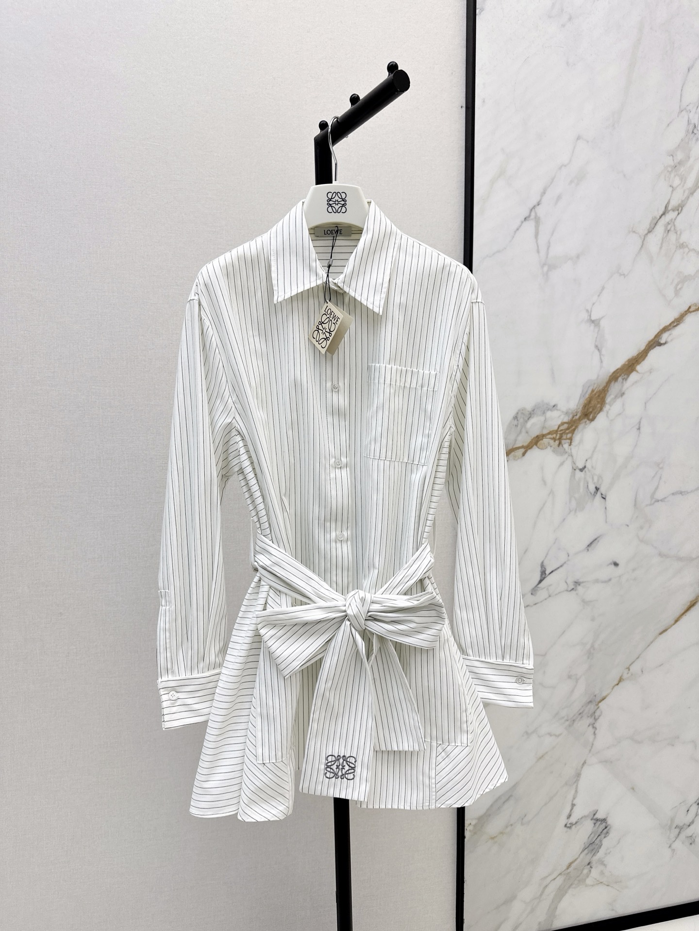 NO:310606,Loe 25Ss————The latest striped shirt dress in spring and summer, high-end and luxurious style, super good-looking and unique fragrance, college-style striped shirt dress, classic small lapel design to modify the neck, refreshing and simple, vertical striped fabric makes it look slim and age-reducing, delivery fabric belt to show the waist, hem pleated design, the upper body is simple and high-end, elegant and literary, easy to control in daily life, one color is available in stock,,loewe, skirts,shirts,alexander wang19860909Loe 25Ss————春夏最新款条纹衬衫式连衣裙 高级感轻奢风 超好看别致小香 学院风条纹衬衫裙 经典的小翻领设计修饰脖颈 清爽又简约 竖条纹面料显瘦又减龄 配送本布腰带显腰身 下摆百褶设计 上身简约又高级 优雅中带着一份文艺感 日常都能轻松驾驭 一色现货发售sml,,loewe,skirts,shirts,alexander wang,Women's clothing