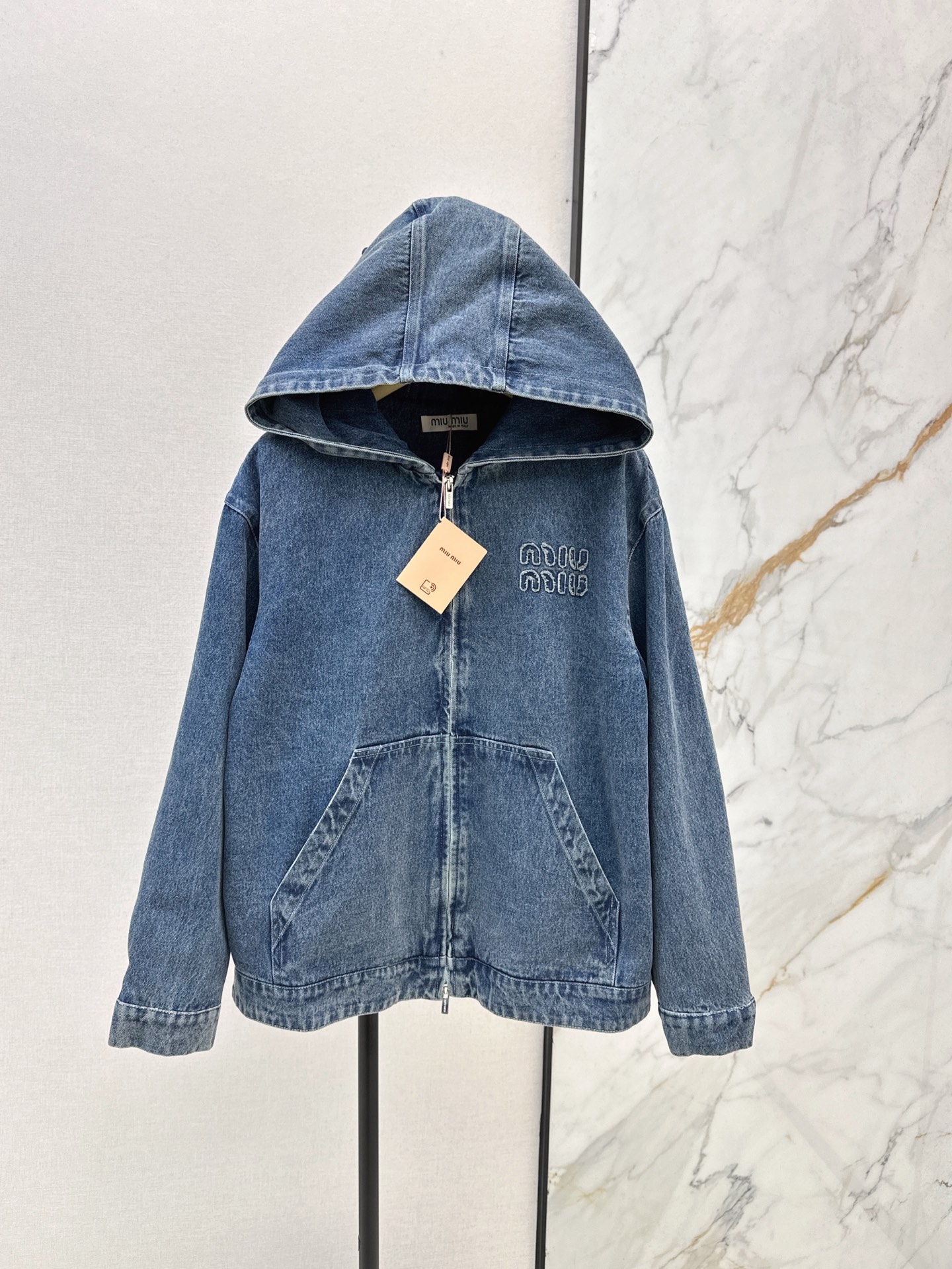 NO:310612,Miu 25Ss———The latest hooded zipper denim jacket in spring and summer, with logo patch on the chest embroidery decoration, age-reducing girls, classic versatile and not picky, high-end fashionable and versatile items, super comfortable upper body, versatile and slimming, classic loose style, the upper body becomes long legs in seconds, easy to wear to perfect proportions, one-color spot-on sml,,miumiu, jackets & coats,hats,alexander wang19860909Miu 25Ss———春夏最新款连帽拉链牛仔外套 胸前logo贴布绣装饰 减龄少女绝绝子 经典百搭不挑人 高级时髦百搭单品 上身超级舒适 版型百搭显瘦绝绝子 经典宽松版型 上身秒变大长腿 轻松穿出完美比例 一色现货发售sml,,miumiu,jackets & coats,hats,alexander wang,Women's clothing