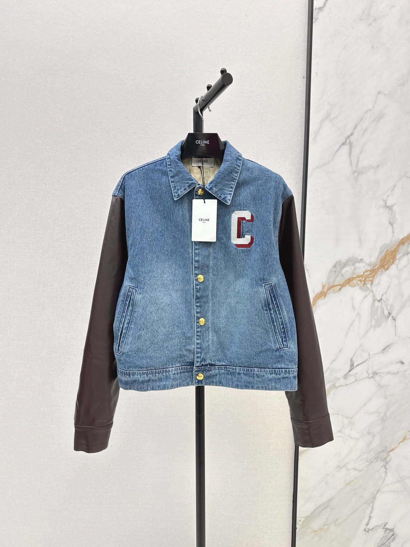 NO:310589,Ce 25Ss—————The latest Pu leather sleeve spliced ​​denim jacket jacket in early spring, a style that can go out as soon as you wear it, no need to worry about matching, temperament jacket style cool and stylish, contrasting leather sleeves embroidery C decoration on the chest, cool and casual casual, loose style basics are not picky, any figure is OK, all colors are available for sale in stock,, jackets & coats, jackets & coats, alexander wang19860909Ce 25Ss————早春最新款Pu皮革袖拼接牛仔夹克外套 一穿就能出门的款 完全不用费心费力搭配 气质夹克风酷帅有型 袖子撞色皮革点缀 胸前刺绣C装饰 酷帅随性休闲 宽松版型基础不挑人 任何身材都OK 一色现货发售sml,,jackets & coats,jackets & coats,alexander wang,Women's clothing