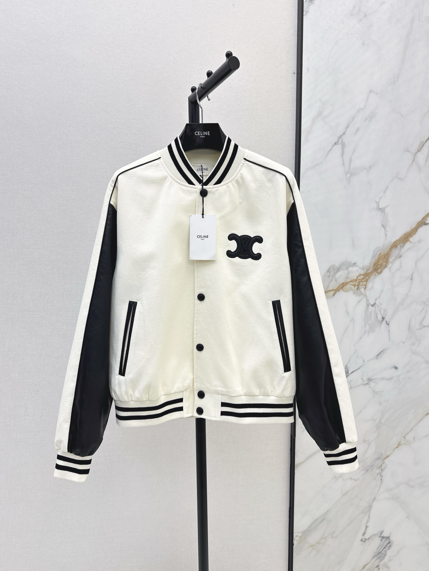 NO:310595,Ce 25Ss—————The latest contrasting color splicing baseball jacket jacket in early spring. The energetic and age-reducing baseball jacket silhouette cut. The red and black splicing creates a cool and fashionable design. The classic brand logo embellishment on the chest. The essential styling artifact. The upper body easily grasps the cool and cool temperament of the motorcycle. The one-color spot is available for sale. Jackets & coats, Jackets & coats, alexander wang19860909Ce 25Ss————早春最新款撞色拼接棒球夹克外套 活力减龄的棒球夹克廓形剪裁 红黑的拼接打造酷帅时髦设计 胸前经典的品牌logo点缀 造型必备神器 上身轻松拿捏时髦的机车酷飒气质 一色现货发售sml,,jackets & coats,jackets & coats,alexander wang,Women's clothing