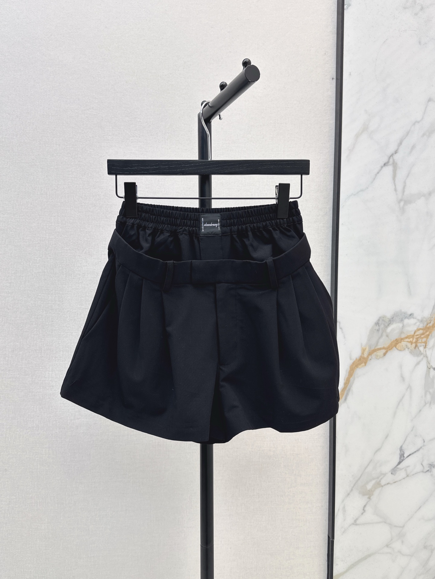 NO:310601,AW 25Ss————The latest style of spring and summer waist design workwear style and pleated shorts, elastic waist, design style and top body look slim, custom imported worsted suit fabric, excellent texture, versatile and not picky about people, long legs, absolutely unique, one-size-fitting sml, shorts, business suit, alexander wang19860909AW 25Ss————春夏最新款腰头设计工装风压褶短裤 松紧腰 设计版型上身超显瘦 定制进口精纺西装面料质感超赞 百搭不挑人大长腿神器绝绝子 一色现货发售sml,,shorts,business suit,alexander wang,Women's clothing