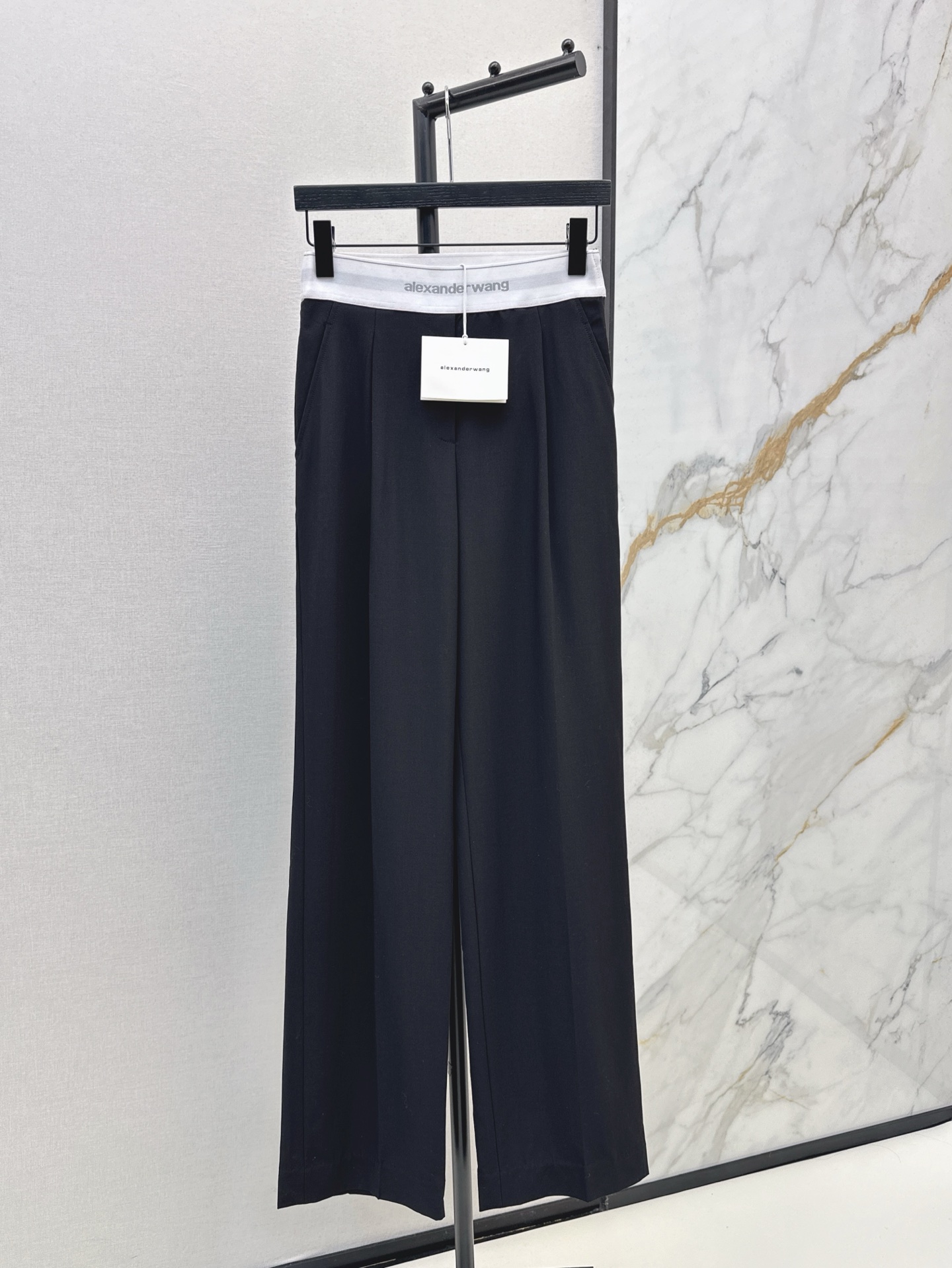 NO:310607,AW 25Ss————The latest model of spring and summer waist design black straight-leg pants Positioning logo webbing waist splicing straight-leg casual pants Custom imported worsted suit fabrics are of excellent texture. It is versatile and not picky about people's long legs. It is highly recommended to keep your own style. SML is available in stock, business suit, alexander wang19860909AW 25Ss————春夏最新款腰头设计黑色直筒裤 定位logo织带腰头拼接直筒休闲裤 定制进口精纺西装面料质感超赞 百搭不挑人大长腿神器绝绝子 强烈推荐自留款 一色现货发售sml,,business suit,alexander wang,Women's clothing