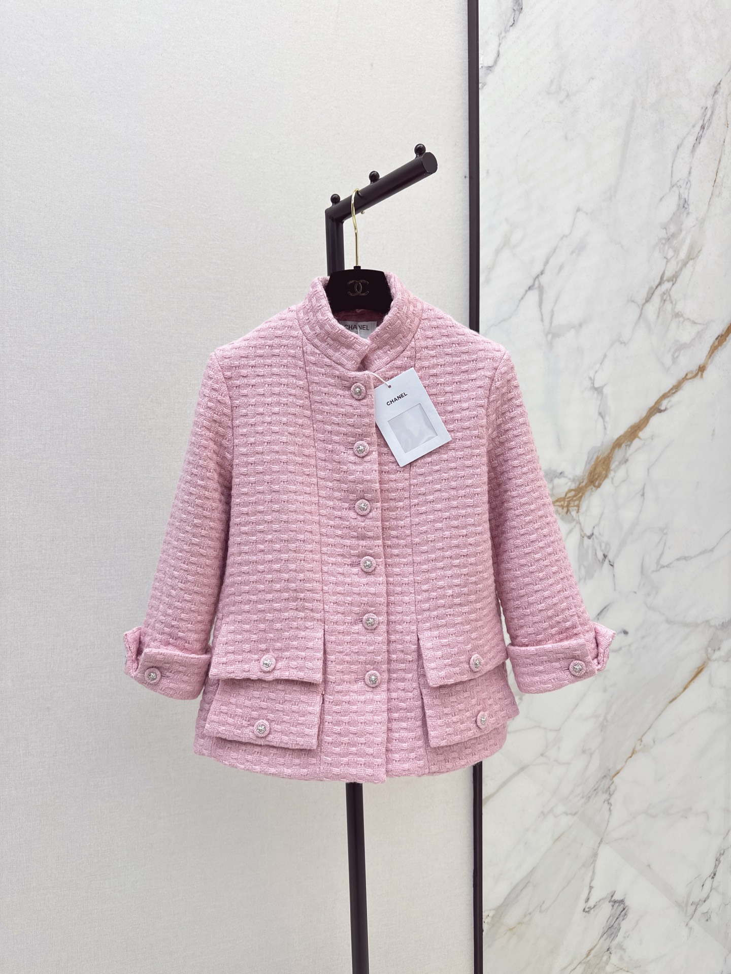 NO:310613,Many bloggers have the same style. C home 25Ss—————The latest spring and summer tweed small stand-collar dress jacket custom imported coarse wool woolen material. The texture is obvious and the texture is superior. The rough striped tweed fabric creates a small fragrance style. Three-dimensional flip pocket   collar sleeve heavy three-dimensional engraving buckles show luxury while being elegant. Ready-to-wear waffle braided plaid elements. Low-key and elegant highlight the taste of high-end socialites. The first choice for dressing with stylish and stylish all seasons. One-color spot-on sml, chanel, jackets & coats, alexander wang19860909超多博主同款 C家 25Ss————春夏最新款粗花呢小立领洋装外套定制进口粗纺羊毛呢材质 肌理明显 质感上乘 粗花条纹毛呢面料打造小香风典范 立体翻盖口袋 襟袖重工立体印刻扣 尽显奢华的同时不失雅致 成衣华夫编织格纹元素 低调优雅 突出高级名媛品味 四季气质时髦精的穿搭首选 一色现货发售sml,,chanel,jackets & coats,alexander wang,Women's clothing