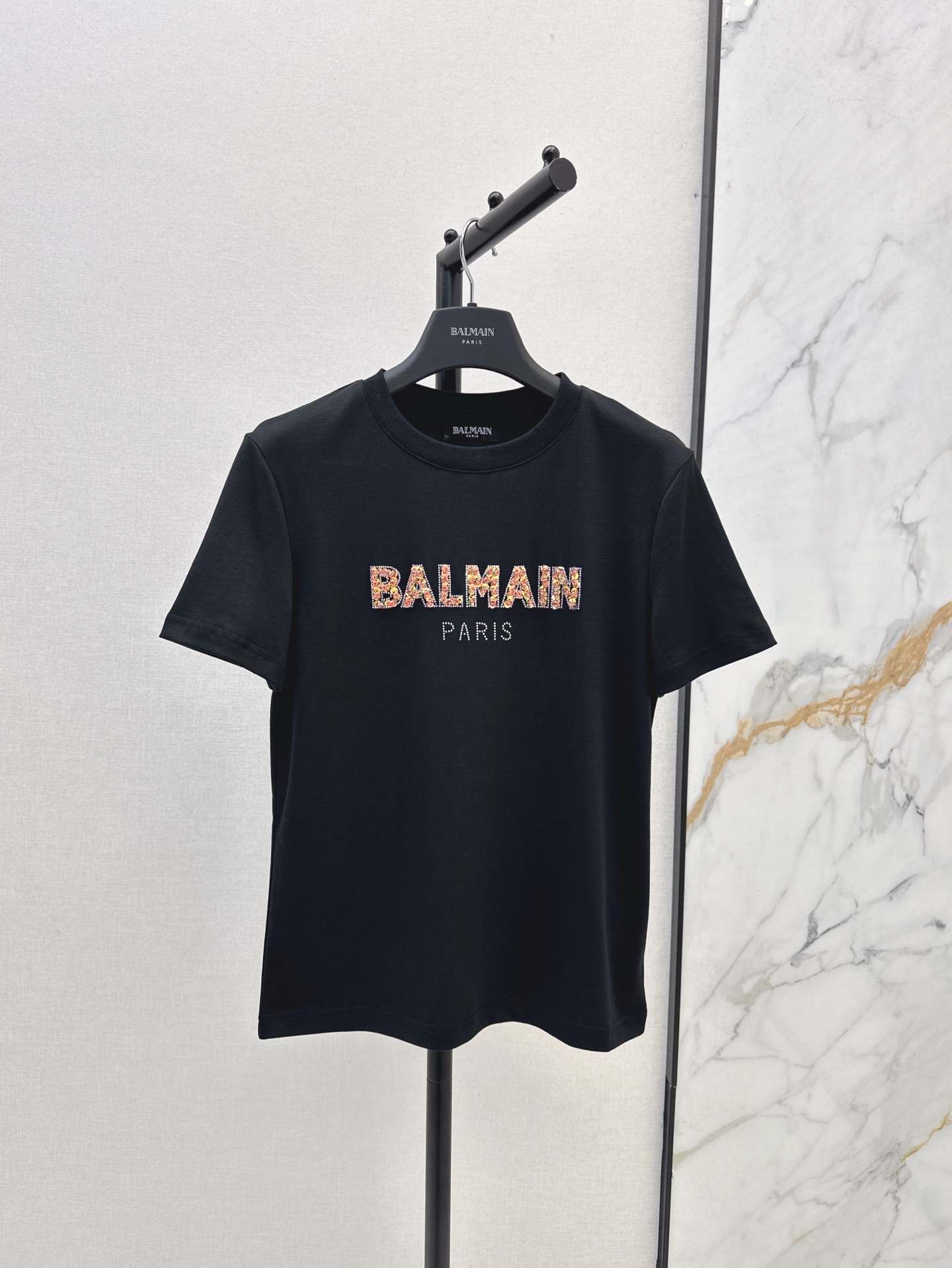 NO:310619,Bal 25Ss—————The latest heavy beaded round neck T-shirt in early spring. The design is simple and unique. The classic letter LOGO highlights the brand's noble temperament and adds a hint of unruly fashion. Whether it is matched with jeans or casual pants, it can easily create a casual and fashionable look. Two colors are available for sale in stock. sml, jeans, tees, t-shirt, alexander wang19860909Bal 25Ss————早春最新款重磅钉珠装饰圆领T恤 设计简约不失个性 经典的字母LOGO 彰显品牌的高贵气质 增添了一丝不羁的时尚感 无论是搭配牛仔裤还是休闲裤 都能轻松打造出随性又时尚的造型 两色现货发售sml,,jeans,tees，t-shirt,alexander wang,Women's clothing