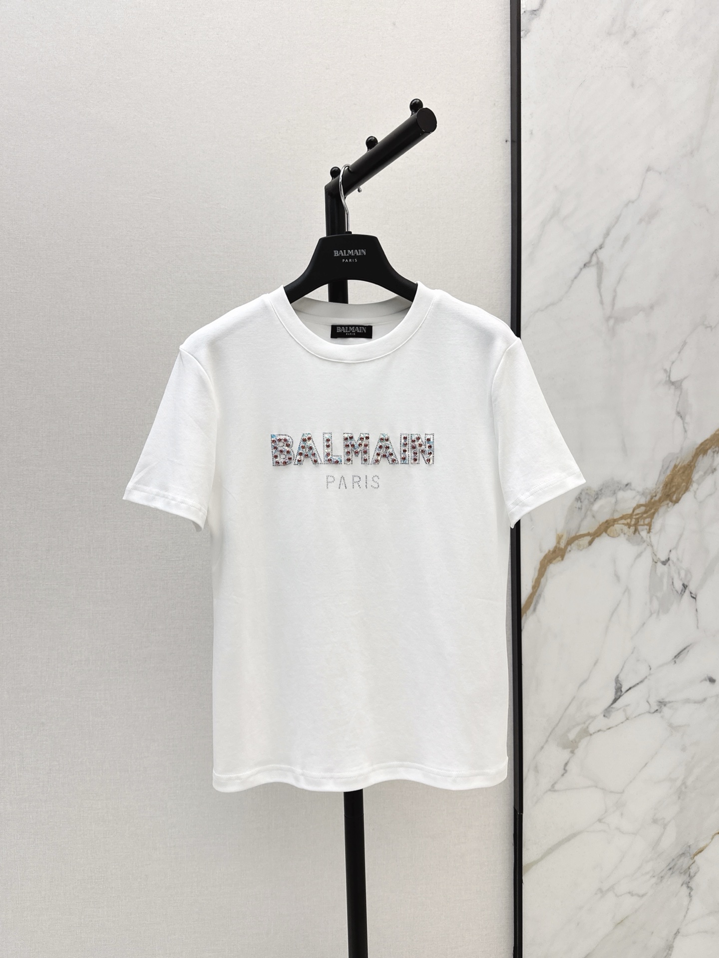 NO:310621,Bal 25Ss—————The latest heavy beaded round neck T-shirt in early spring. The design is simple and unique. The classic letter LOGO highlights the brand's noble temperament and adds a hint of unruly fashion. Whether it is matched with jeans or casual pants, it can easily create a casual and fashionable look. Two colors are available for sale in stock. sml, jeans, tees, t-shirt, alexander wang19860909Bal 25Ss————早春最新款重磅钉珠装饰圆领T恤 设计简约不失个性 经典的字母LOGO 彰显品牌的高贵气质 增添了一丝不羁的时尚感 无论是搭配牛仔裤还是休闲裤 都能轻松打造出随性又时尚的造型 两色现货发售sml,,jeans,tees，t-shirt,alexander wang,Women's clothing