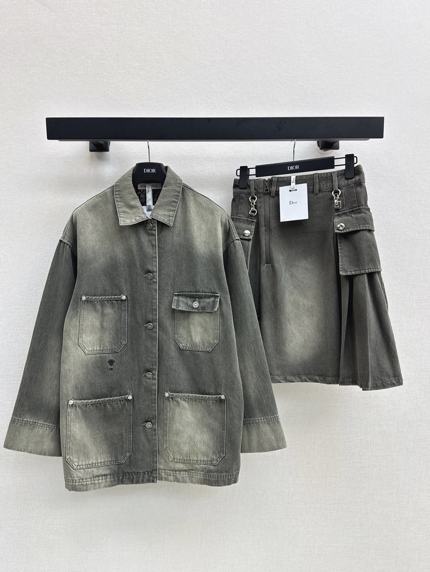 NO:310579,Recommended for the explosive order CD 25Ss———The latest spring and summer style of old-fashioned denim denim jackets   short waisted denim suit jackets   design-sex skirts. The upper body is both handsome and cool. Customized logo of old-fashioned denim fabric. Three-dimensional cut is versatile and not picky. Any combination is fashionable. Developed in one color. SML, skirts, jackets & coats, alexander wang.19860909爆单推荐 CD 25Ss———春夏最新款老花牛仔一系列廓形牛仔外套 短款收腰牛仔西服外套 设计感半裙 上身既帅气又很飒姐 定制logo老花牛仔面料 立体剪裁百搭不挑人 任意搭配都是时髦小姐姐 一色分开发 现货发售sml,,skirts,jackets & coats,alexander wang,Women's clothing