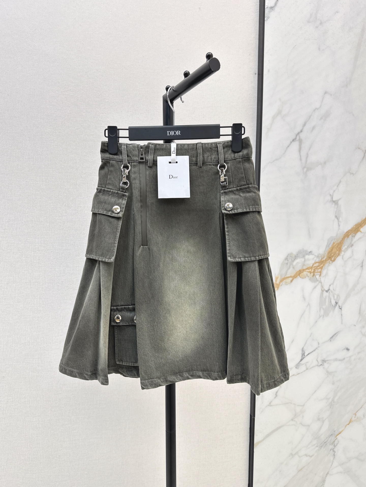 NO:310573,Silhouette jacket, short style, skirt single recommendation CD 25Ss———The latest spring and summer style of old-fashioned denim, a series of silhouette denim jackets   short waist-hugging denim suit jackets   design-sex skirts. The upper body is both handsome and cool. Customized logo, old-fashioned denim fabric, three-dimensional cut, versatile and not picky. Any combination is a fashionable lady. One-color split development. SML, skirts, jackets & coats, alexander wang19860909廓形外套 短款 半裙单推荐 CD 25Ss———春夏最新款老花牛仔一系列廓形牛仔外套 短款收腰牛仔西服外套 设计感半裙 上身既帅气又很飒姐 定制logo老花牛仔面料 立体剪裁百搭不挑人 任意搭配都是时髦小姐姐 一色分开发 现货发售sml,,skirts,jackets & coats,alexander wang,Women's clothing