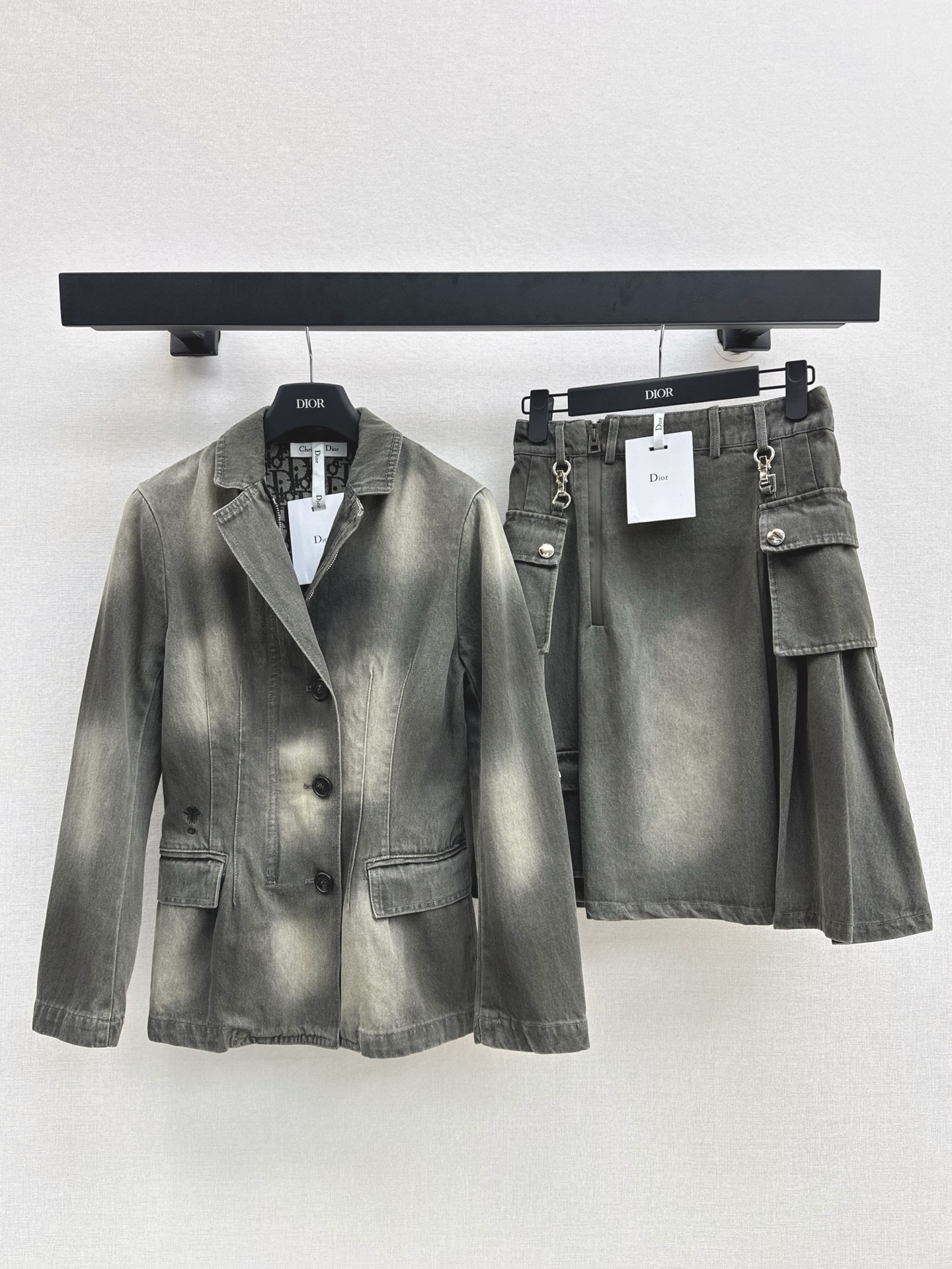 NO:310575,Silhouette jacket, short style, recommended skirt CD 25Ss———The latest spring and summer style of old-fashioned denim, a series of silhouette denim jackets   short waist-hugging denim suit jackets   design-sweet skirts. The upper body is both handsome and cool. Customized logo, old-fashioned denim fabric, three-dimensional cut, versatile and not picky. Any combination is a fashionable lady. One color is developed. SML silhouette jacket 883402,, skirts, jackets & coats, alexander wang19860909廓形外套 短款 半裙单推荐 CD 25Ss———春夏最新款老花牛仔一系列廓形牛仔外套 短款收腰牛仔西服外套 设计感半裙 上身既帅气又很飒姐 定制logo老花牛仔面料 立体剪裁百搭不挑人 任意搭配都是时髦小姐姐 一色分开发 现货发售sml 廓形外套883402,,skirts,jackets & coats,alexander wang,Women's clothing