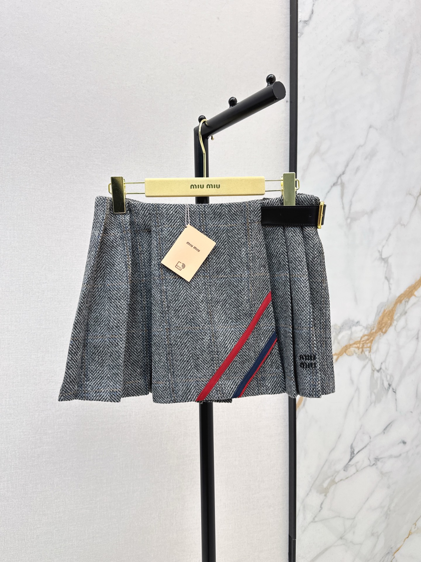 NO:310568,The latest British style British style Miu 25Ss in early spring, the latest British style patterned age-reducing suit single-breasted suit jacket   pleated skirt. The style is really matched. The lines are smooth. The skirt is a pleated design. A set of matching optimizes the body proportions. Super long legs are long. The age-reducing feeling is full. One color is divided into different developments. SML is available in stock,,miumiu, skirts, jackets & coats, business suit, alexander wang19860909外套半裙英伦风 Miu 25Ss————早春最新款英伦风格纹减龄套装单排扣西装外套 压褶半裙 版型真的很搭 线条感流畅 半裙是百褶设计 一套搭配优化身材比例 超级显腿长 减龄感拉满 一色分开发 现货发售sml,,miumiu,skirts,jackets & coats,business suit,alexander wang,Women's clothing