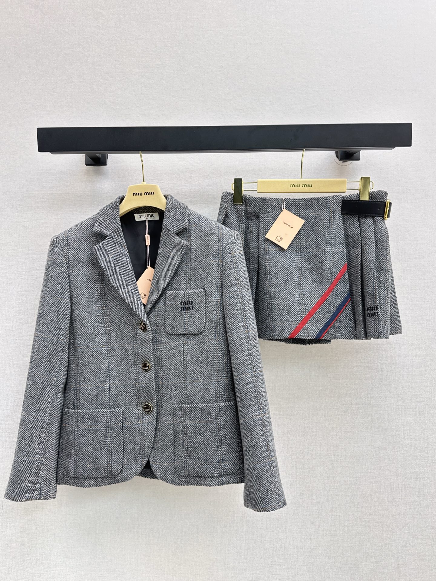 NO:310570,The latest British style British style Miu 25Ss in early spring, the latest British style patterned age-reducing suit single-breasted suit   pleated skirt. The style is really matched. The lines are smooth. The skirt is a pleated design. A set of matching optimizes the body proportions. Super long legs are long. The age-reducing feeling is full. One color is developed. Sm, miumiu, skirts, jackets & coats, business suit, alexander wang.19860909外套半裙英伦风 Miu 25Ss————早春最新款英伦风格纹减龄套装单排扣西装外套 压褶半裙 版型真的很搭 线条感流畅 半裙是百褶设计 一套搭配优化身材比例 超级显腿长 减龄感拉满 一色分开发 现货发售sm,,miumiu,skirts,jackets & coats,business suit,alexander wang,Women's clothing