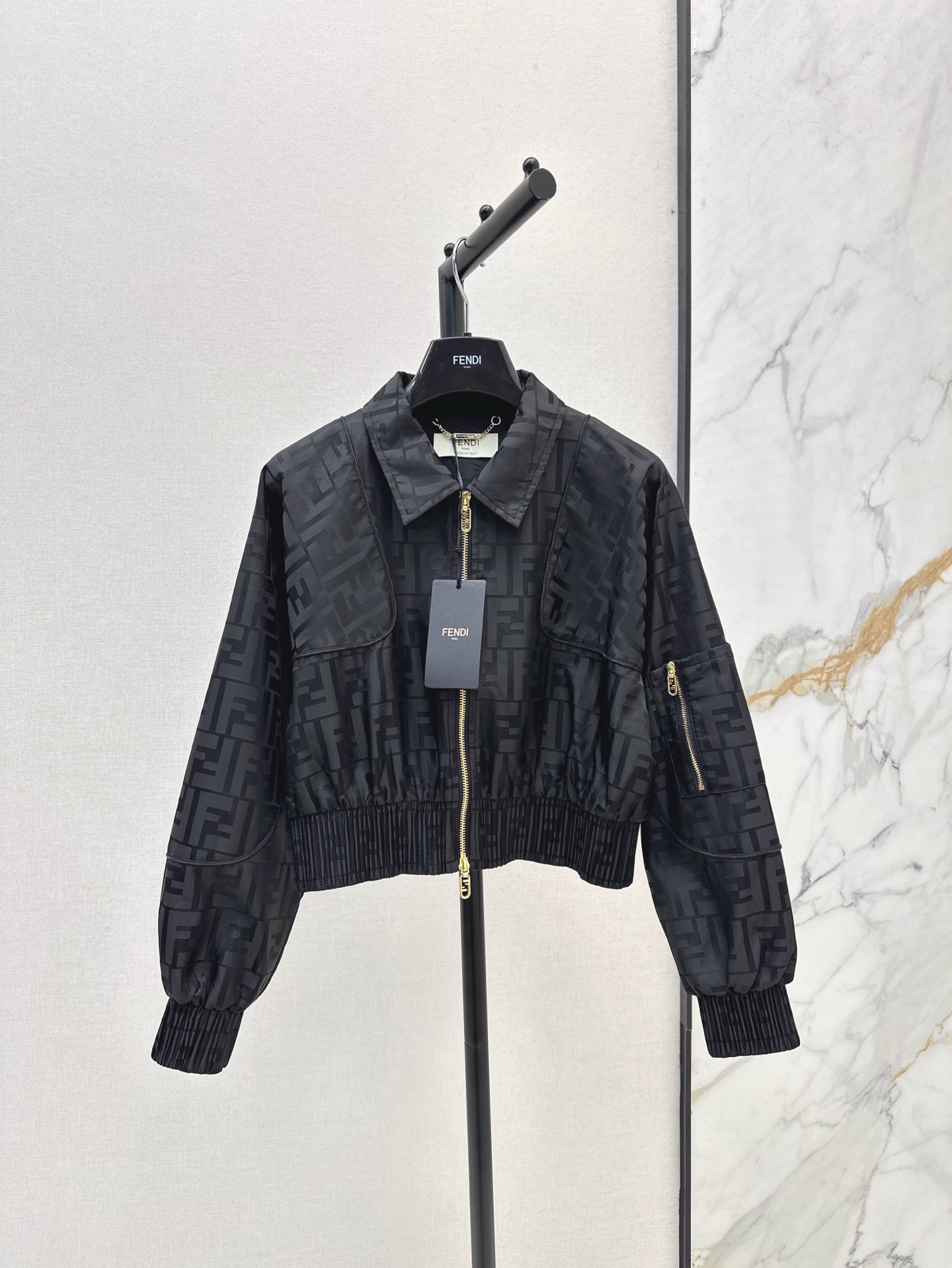 NO:310576,The first release of jacket FD 25Ss—————The latest fashionable suit in early spring logo jacquard jacket   fake two-piece method of jean skirt pants This set is so recommended. Full of fashionable feeling. Cleverly split the body proportions and easily make it look taller. The whole atmosphere of the upper body is suddenly full. You can feel fashionable without careful matching. One-color split development. SMS, skirts, jackets & coats, jackets & coats, alexander wang19860909外套首发 FD 25Ss————早春最新款时髦感套装logo提花夹克外套 假两件做法牛仔裙裤 这套太推荐了 时髦感满满 巧妙分割身材比例 轻松显高 上身一整个氛围感一下子拉满 无需精心搭配就可以时髦感满满 一色分开发 现货发售sm,,skirts,jackets & coats,jackets & coats,alexander wang,Women's clothing