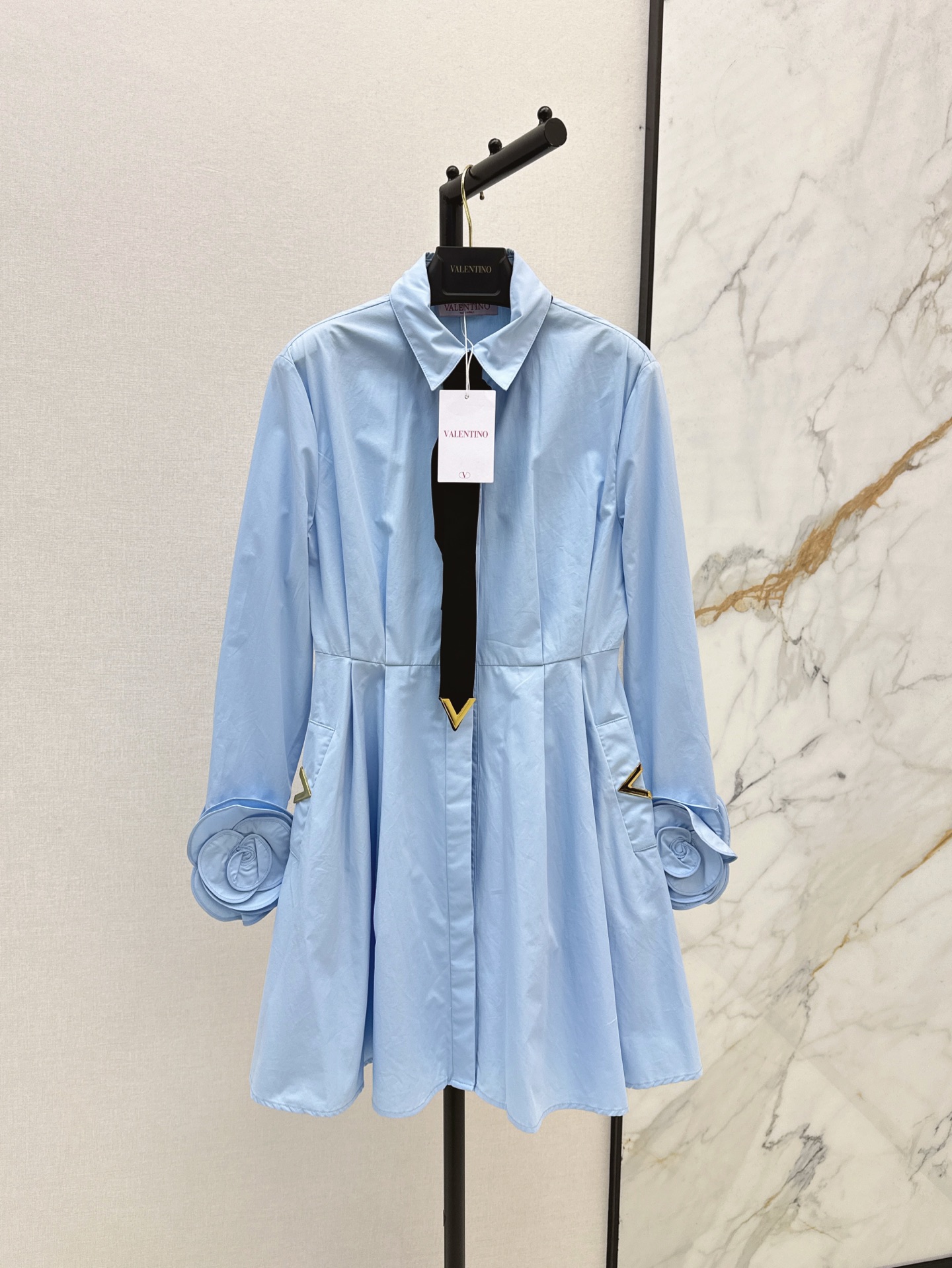 NO:310578,VLTN 25Ss———The latest three-dimensional flower decorative dress with both sleeves on both sides of the three-dimensional handmade large flower decorative design   removable tie. The must-have items for fashionable and exquisite unlock all outfits. Retro, elegant, exquisite and unique versatile items. Classic items are fashionable and high-end. Classic three-dimensional waist-closing umbrella-shaped skirt with versatile style and not picky. Three-color spot-on sml, skirts, ties, alexander wang19860909VLTN 25Ss———春夏最新款立体花朵装饰连衣裙两侧袖子立体手工大花朵装饰设计  可拆卸领带 时髦精必备单品解锁所有穿搭 复古优雅精巧别致的百搭单品 经典单品时髦又高级 经典立体收腰伞状大裙摆版型百搭不挑人 三色现货发售sml,,skirts,ties,alexander wang,Women's clothing