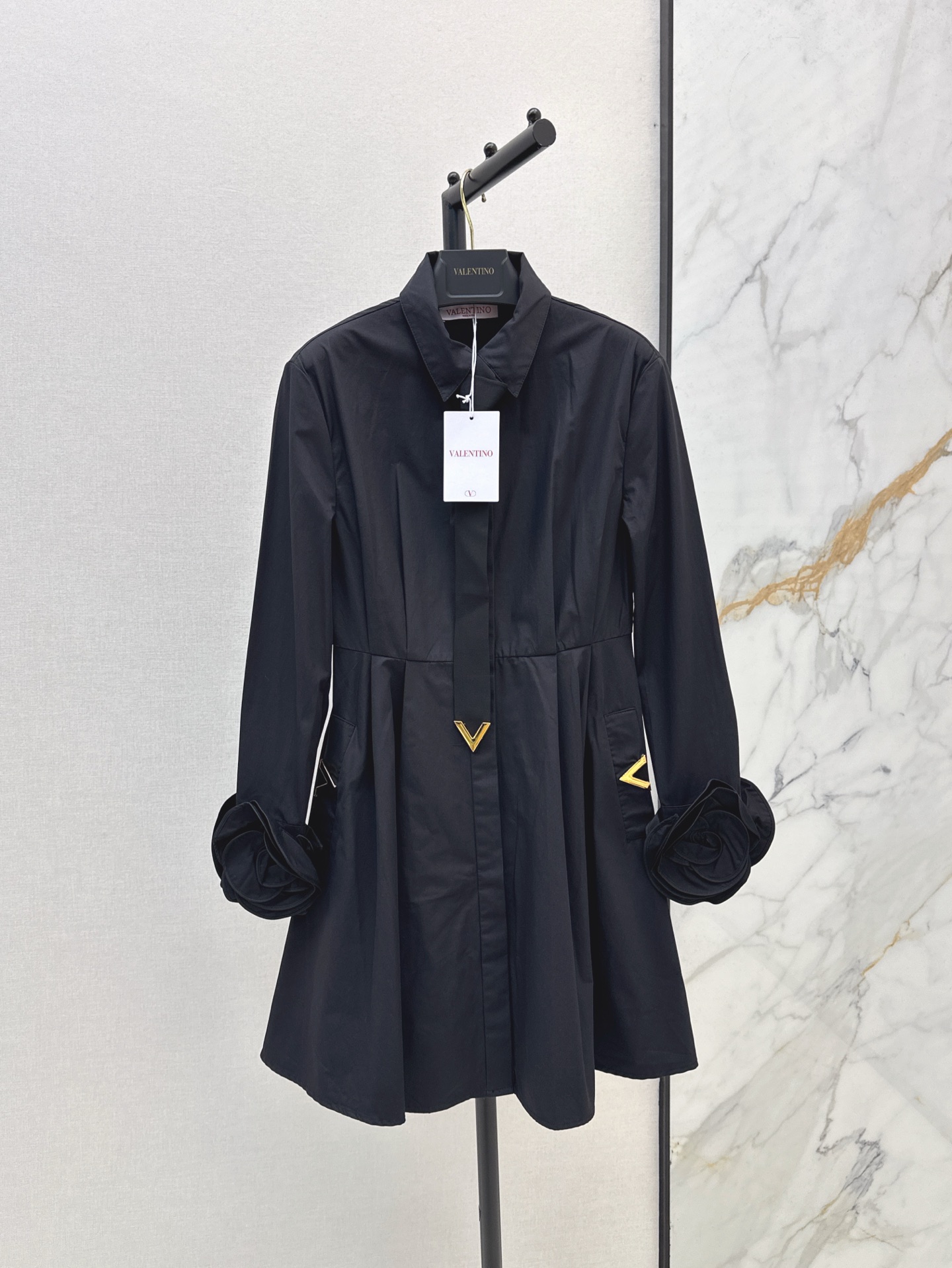 NO:310582,VLTN 25Ss———The latest three-dimensional flower decorative dress with both sleeves on both sides of the three-dimensional handmade large flower decorative design   removable tie. The must-have items for fashionable and exquisite unlock all outfits. Retro, elegant, exquisite and unique versatile items. Classic items are fashionable and high-end. Classic three-dimensional waist-closing umbrella-shaped skirt with versatile style and not picky. Three-color spot-on sml, skirts, ties, alexander wang19860909VLTN 25Ss———春夏最新款立体花朵装饰连衣裙两侧袖子立体手工大花朵装饰设计  可拆卸领带 时髦精必备单品解锁所有穿搭 复古优雅精巧别致的百搭单品 经典单品时髦又高级 经典立体收腰伞状大裙摆版型百搭不挑人 三色现货发售sml,,skirts,ties,alexander wang,Women's clothing