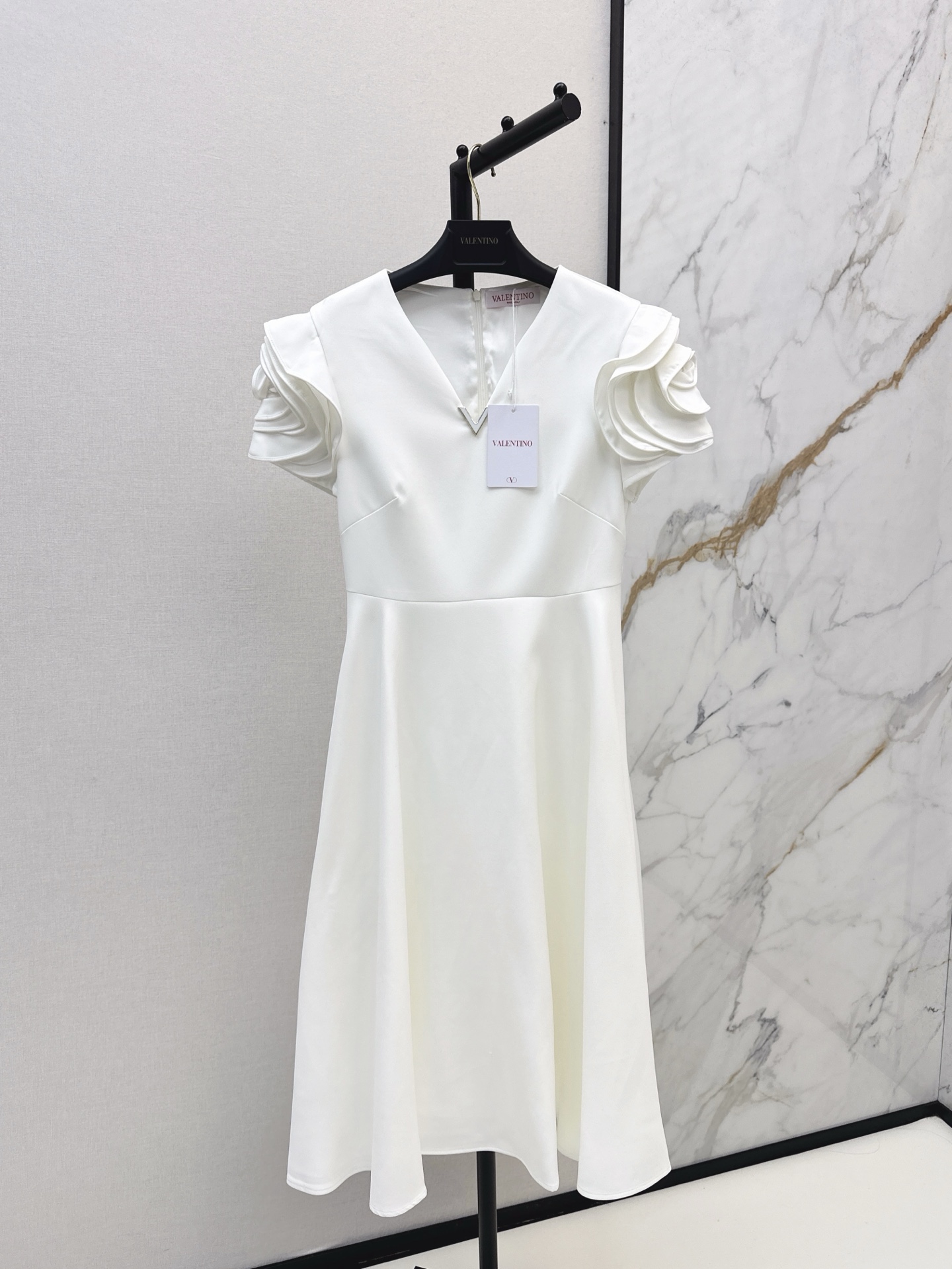 NO:310586,VLTN 25Ss———The latest three-dimensional flower decoration long dress on both sides of three-dimensional handmade large flower decoration design. Fashionable essential items unlock all outfits. Retro, elegant, exquisite and unique versatile items. Classic items are fashionable and high-end. Classic three-dimensional waist-closing umbrella-shaped skirt with versatile style and not picky. Two-color spot-on sml, skirts, alexander wang19860909VLTN 25Ss———春夏最新款立体花朵装饰长款连衣裙两侧立体手工大花朵装饰设计 时髦精必备单品解锁所有穿搭 复古优雅精巧别致的百搭单品 经典单品时髦又高级 经典立体收腰伞状大裙摆版型百搭不挑人 两色现货发售sml,,skirts,alexander wang,Women's clothing