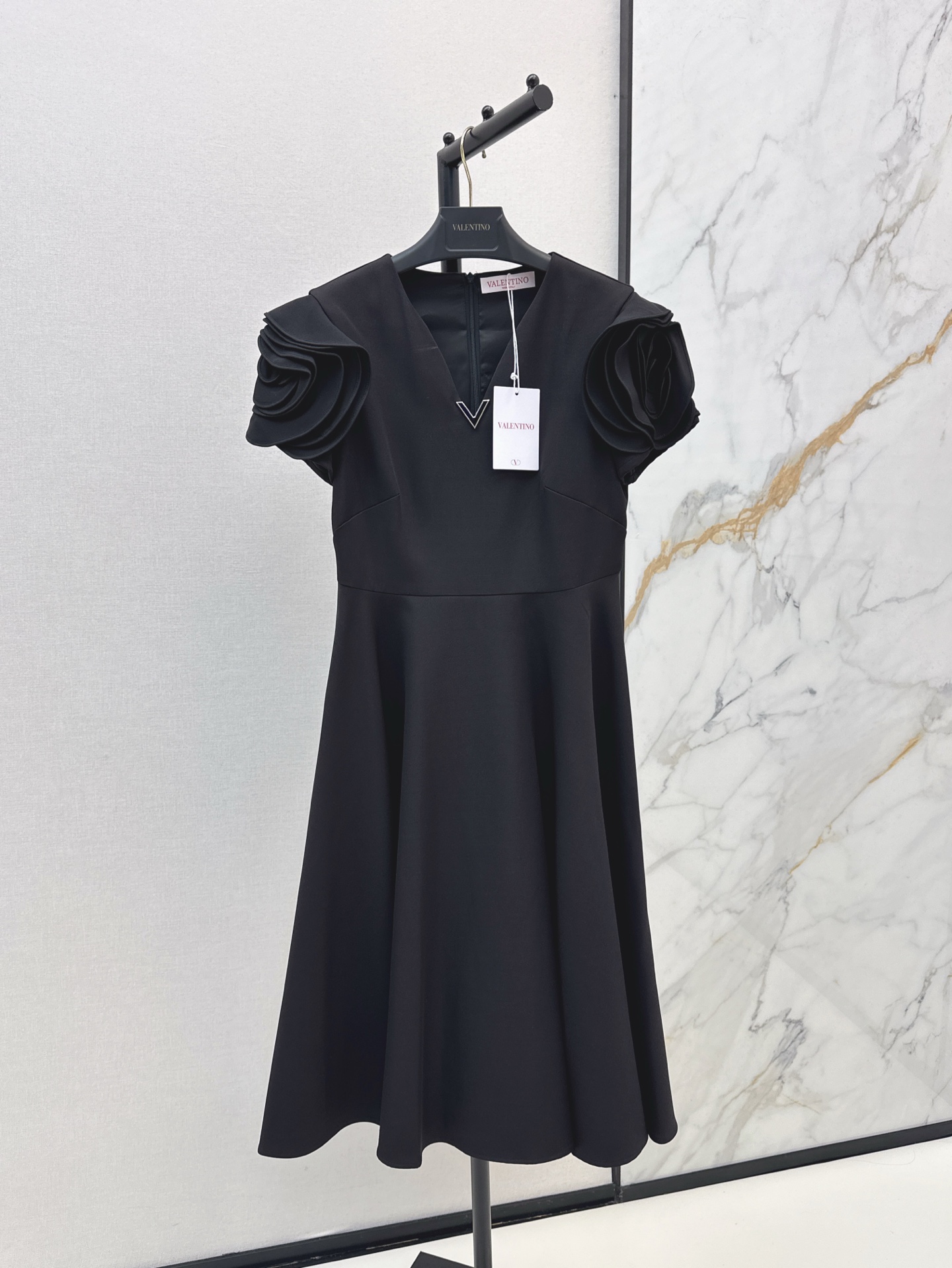 NO:310587,VLTN 25Ss———The latest three-dimensional flower decoration long dress on both sides of three-dimensional handmade large flower decoration design. Fashionable essential items unlock all outfits. Retro, elegant, exquisite and unique versatile items. Classic items are fashionable and high-end. Classic three-dimensional waist-closing umbrella-shaped skirt with versatile style and not picky. Two colors are available for sale in stock. 9,, skirts, alexander wang19860909VLTN 25Ss———春夏最新款立体花朵装饰长款连衣裙两侧立体手工大花朵装饰设计 时髦精必备单品解锁所有穿搭 复古优雅精巧别致的百搭单品 经典单品时髦又高级 经典立体收腰伞状大裙摆版型百搭不挑人 两色现货发售sml 9,,skirts,alexander wang,Women's clothing