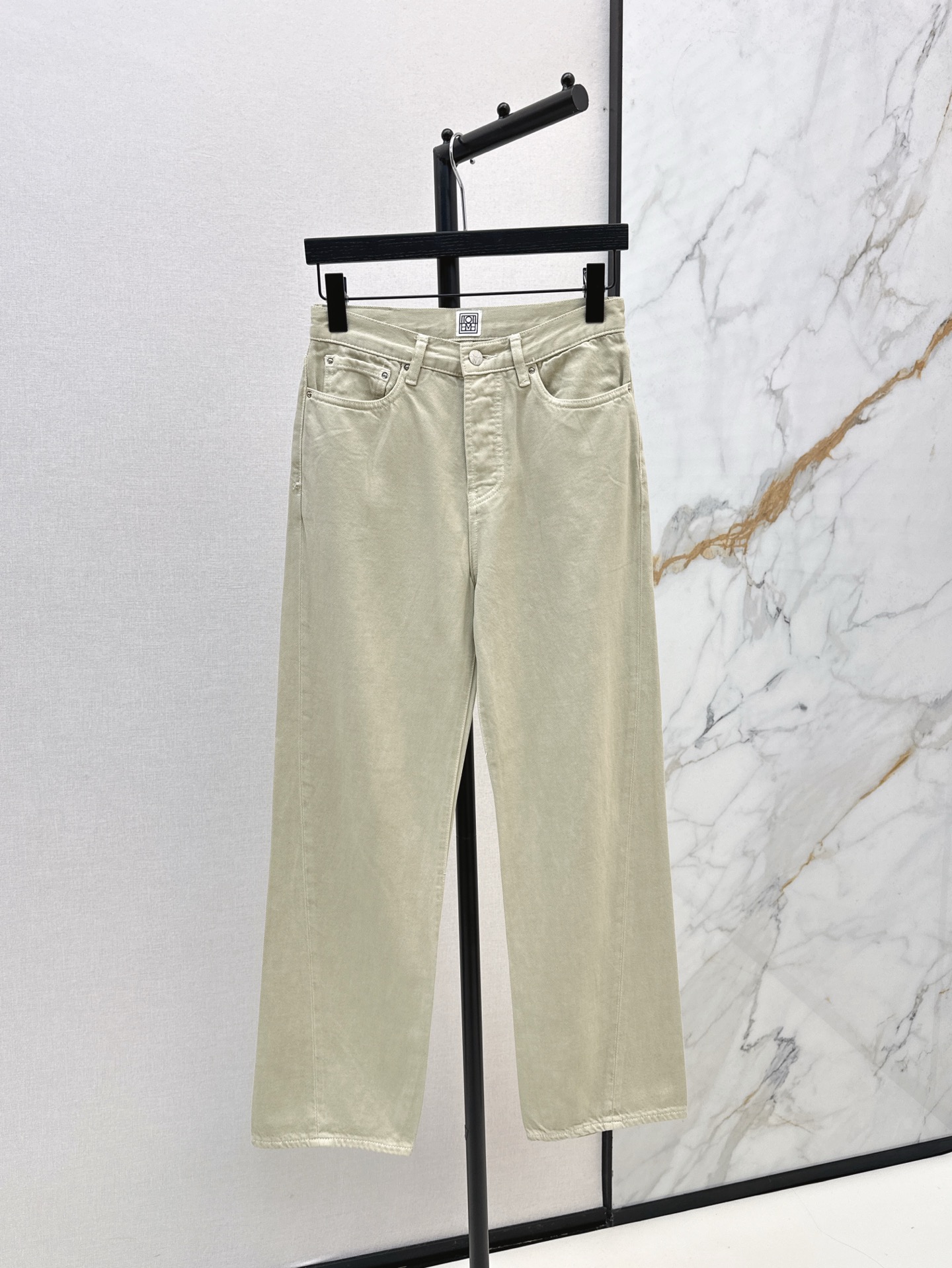 NO:311119,Tom~ 25Ss—————The latest retro jeans in early spring. The straight-leg style is so easy to wear. It covers the flesh in one second and makes it look taller. The style is very excellent. It uses imported denim fabric. The upper body is very comfortable. It modifies the waistline and legs. The legs are straight. The retro and old washing water is very beautiful. The versatile series is available in stock. Smlxlxxl,,tom ford,jeans,alexander wang.19860909Tom～ 25Ss————早春最新款复古牛仔裤 直筒版型真是太好穿了 一秒遮肉又显高 版型很绝 采用进口牛仔面料 上身非常舒服 修饰腰线和腿型 显腿直 复古做旧洗水颜色很好看 百搭系列 一色现货发售smlxlxxl,,tom ford,jeans,alexander wang,Women's clothing