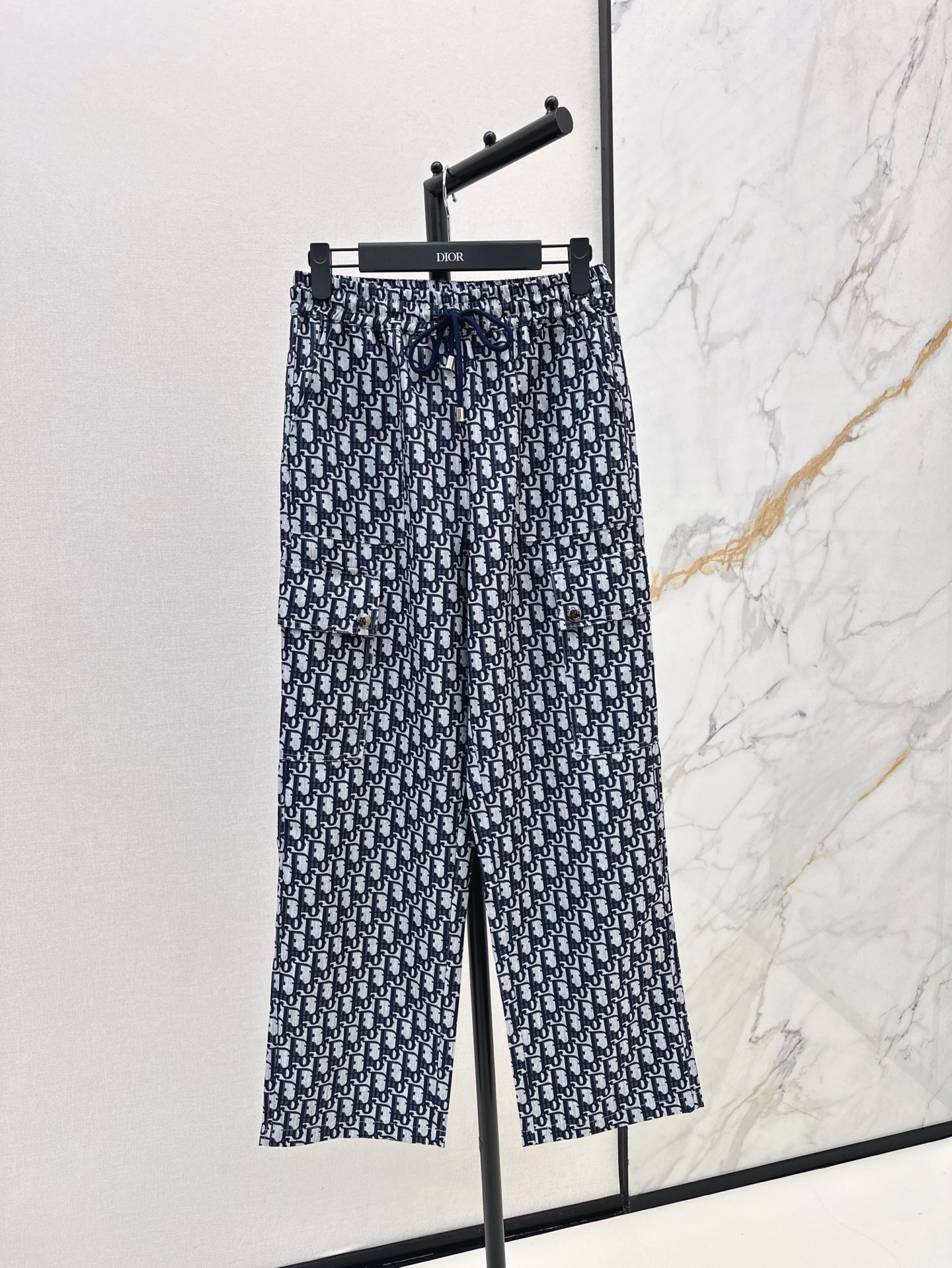 NO:311121,CD 25Ss—————The latest spring and summer jacquard pocket trousers custom imported jacquard material, high-end texture, stylish, elastic drawstring wide-leg trousers design, full-print letter jacquard, full-length letter jacquard, full-length old money, full-slack and neat tailoring details show the texture of the big brand, three-dimensional flip pockets at the knees, while adding practicality, adds a sense of work clothes, one-color spot sml,,alexander wang19860909CD 25Ss————春夏最新款提花口袋长裤定制进口提花材质 质感高级有型 弹力抽绳阔腿长裤设计 通体满印字母提花 老钱松弛感满满 利落剪裁细节彰显大牌质感 膝盖处装点立体翻盖口袋 增加实用性的同时 增添工装时尚感 一色现货发售sml,,alexander wang,Women's clothing