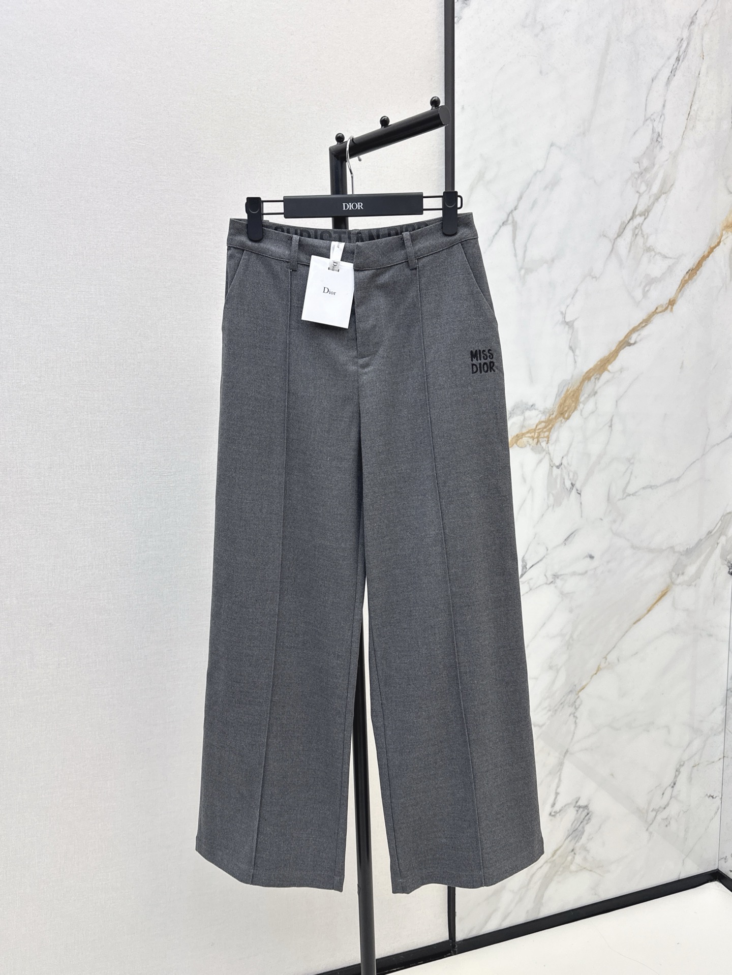 NO:311125,CD 25Ss——————The latest spring and summer embroidered suit straight trousers customized imported suit material, high-quality texture, stronger texture, superior quality, hidden zipper wide-leg straight suit pants style, three-dimensional cutting lines of front legs, effectively lengthen the proportion of legs, reduce embellishment to make the overall look more neat and simple, highlighting the elite temperament, the waist embroidered Miss Dior embroidered logo, fashionable and elegant for daily commuting, two colors are available in stock, sml, dior, business suit, alexander wang19860909CD 25Ss—————春夏最新款刺绣西装直筒长裤定制进口西装材质 质感高级 肌理更强 品相上乘 隐藏式拉链阔腿直筒西装裤版型 前腿立体裁剪线条 有效拉长腿部比例 减少缀饰让整体观感更利落简洁 凸显精英气质 腰间点缀Miss Dior刺绣徽标 洋气优雅适合日常通勤 两色现货发售sml,,dior,business suit,alexander wang,Women's clothing