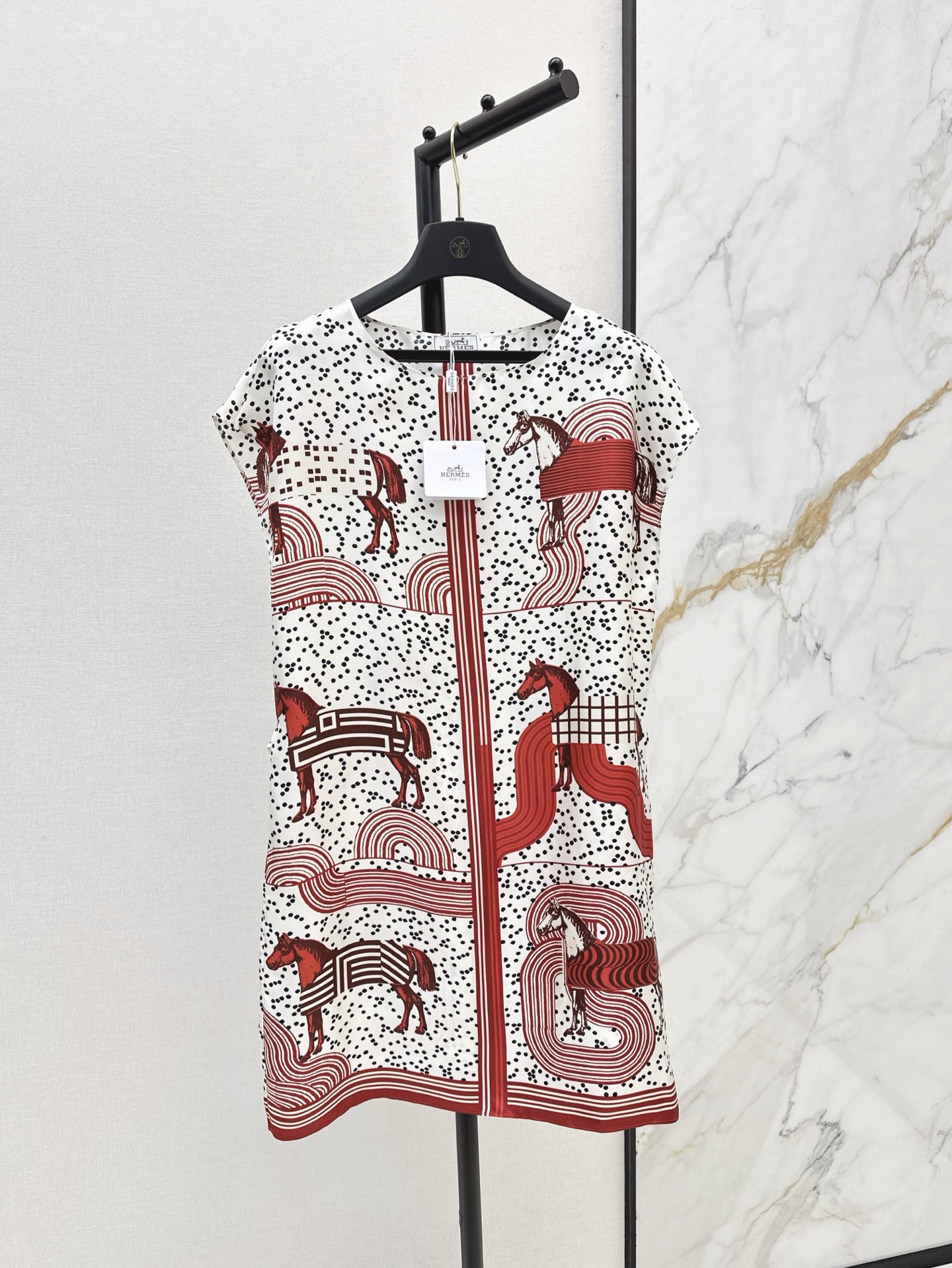 NO:311115,Exclusive first release Her 25Ss————The latest spring and summer horse-dressed positioning printed silk dress 100% silk twill texture is excellent, temperament, one-length collar casual and generous, beautiful color matching full positioning printed super high-end, belt H-style is not picky for people, upper body is super slim, two colors are on sale in stock,, skirts, real silk, alexander wang19860909独家首发 Her 25Ss————春夏最新款骏马披挂定位印花真丝连衣裙百分百真丝斜纹绸质感超赞 气质一字领随性大方 绝美配色全定位印花超高级 系腰带H版型不挑人上身超显瘦 两色现货发售sml,,skirts,real silk,alexander wang,Women's clothing