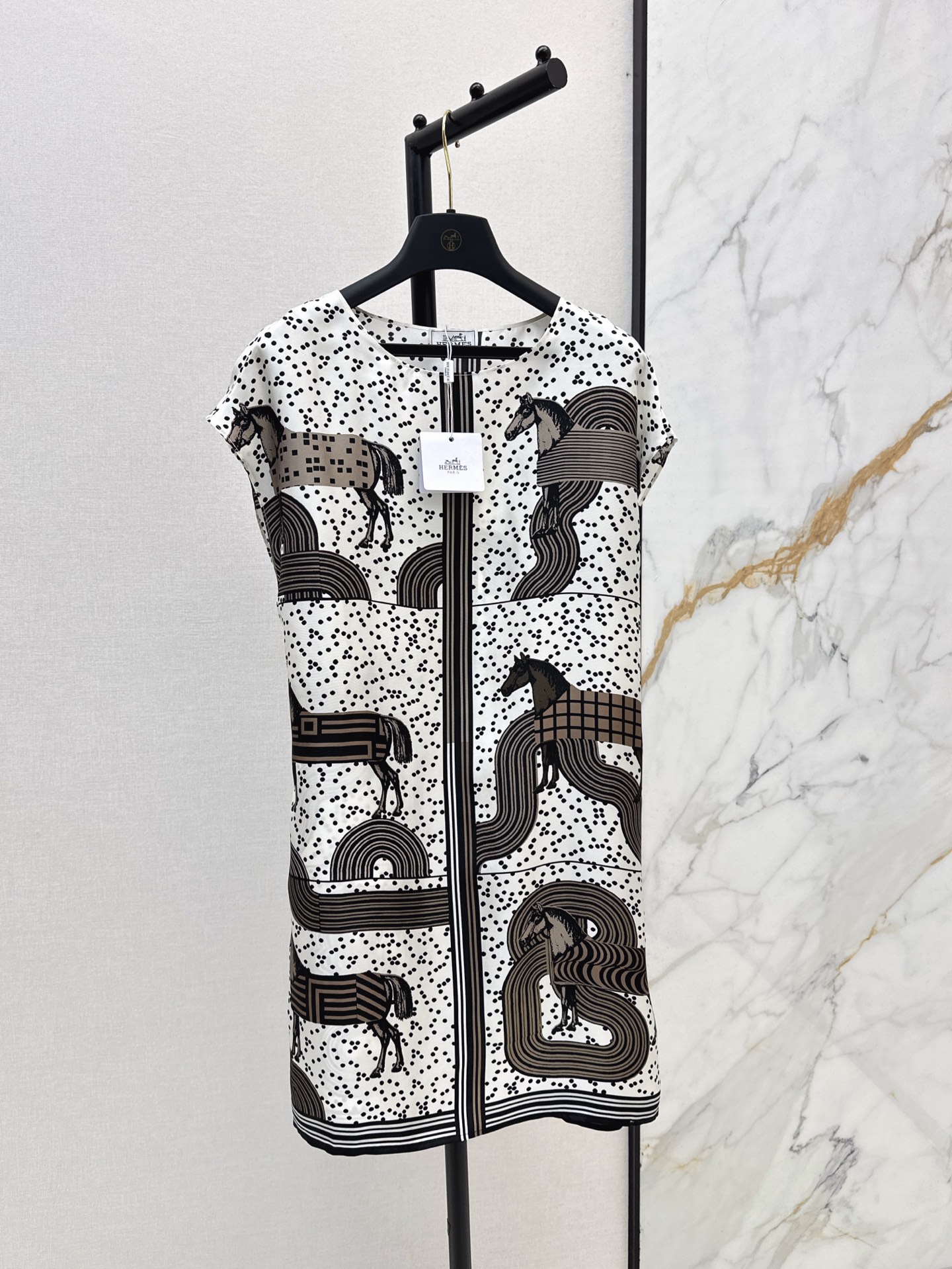 NO:311117,Exclusive first release Her 25Ss————The latest spring and summer horse-dressed positioning printed silk dress 100% silk twill texture is excellent, temperament, one-length collar casual and generous, beautiful color matching full positioning printed super high-end, belt H-style is not picky for people, upper body is super slim, two colors are on sale in stock,, skirts, real silk, alexander wang19860909独家首发 Her 25Ss————春夏最新款骏马披挂定位印花真丝连衣裙百分百真丝斜纹绸质感超赞 气质一字领随性大方 绝美配色全定位印花超高级 系腰带H版型不挑人上身超显瘦 两色现货发售sml,,skirts,real silk,alexander wang,Women's clothing