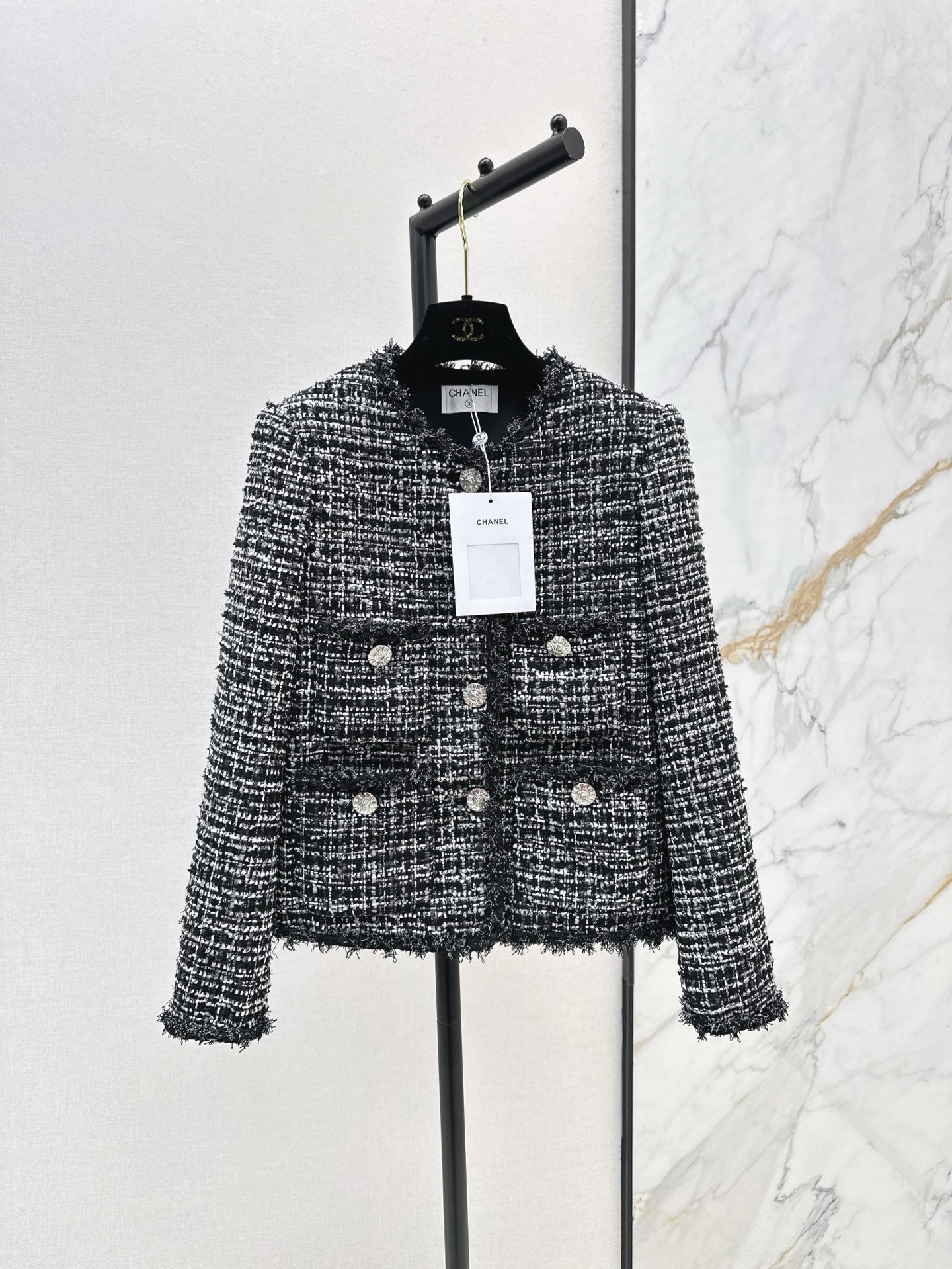 NO:311109,Super beautiful little fragrance style C home 25Ss—————The latest style of early spring edging design small jacket is so beautiful, very white, it is the kind of jacket that will reveal elegance and temperament. Rhinestone buttons and woven edging design full of details. The whole style is very well tailored very high-end. SML, Chanel, Jackets & coats, alexander wang19860909超好看的小香风 C家 25Ss————早春最新款镶边设计小外套太好看了 非常显白 是那种会透露出优雅和气质的外套 水钻扣子和编织镶边设计 细节感满满 整个版型剪裁很正 非常高级 一色现货发售sml,,chanel,jackets & coats,alexander wang,Women's clothing