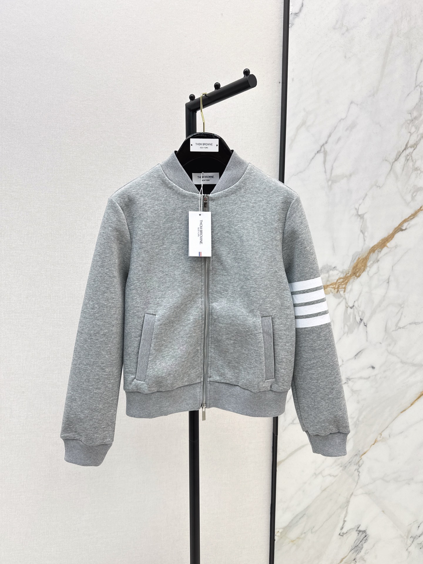 NO:311126,Fashionable items TB 25Ss———————The latest classic contrasting webbing splicing baseball uniform in early spring. The casual and cool flight jacket. The contrasting three-color webbing has a strong sense of decoration. The back embroidery decoration is simple and has highlights the body proportions. It looks tall and versatile. It is not difficult to match. Two colors are on sale in stock. SML, Jackets & coats, Jackets & coats, alexander wang19860909时髦单品 TB 25Ss————早春最新款经典撞色织带拼接棒球服 外套随性又飒气的飞行夹克 撞色三色织带装饰感很强 后背刺绣装饰 简约有亮点 小短款设计比较俏皮减龄 很凸显身材比例感 显高百搭 搭配起来不费劲 两色现货发售sml,,jackets & coats,jackets & coats,alexander wang,Women's clothing