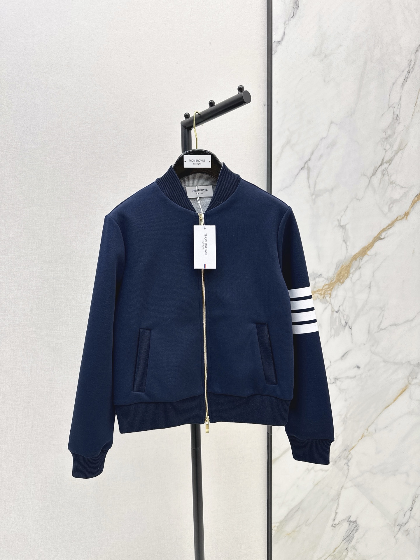 NO:311122,Fashionable items TB 25Ss———————The latest classic contrasting webbing splicing baseball uniform in early spring. The casual and cool flight jacket. The contrasting three-color webbing has a strong sense of decoration. The back embroidery decoration is simple and has highlights the body proportions. It looks tall and versatile. It is not difficult to match. Two colors are on sale in stock. SML, Jackets & coats, Jackets & coats, alexander wang19860909时髦单品 TB 25Ss————早春最新款经典撞色织带拼接棒球服 外套随性又飒气的飞行夹克 撞色三色织带装饰感很强 后背刺绣装饰 简约有亮点 小短款设计比较俏皮减龄 很凸显身材比例感 显高百搭 搭配起来不费劲 两色现货发售sml,,jackets & coats,jackets & coats,alexander wang,Women's clothing