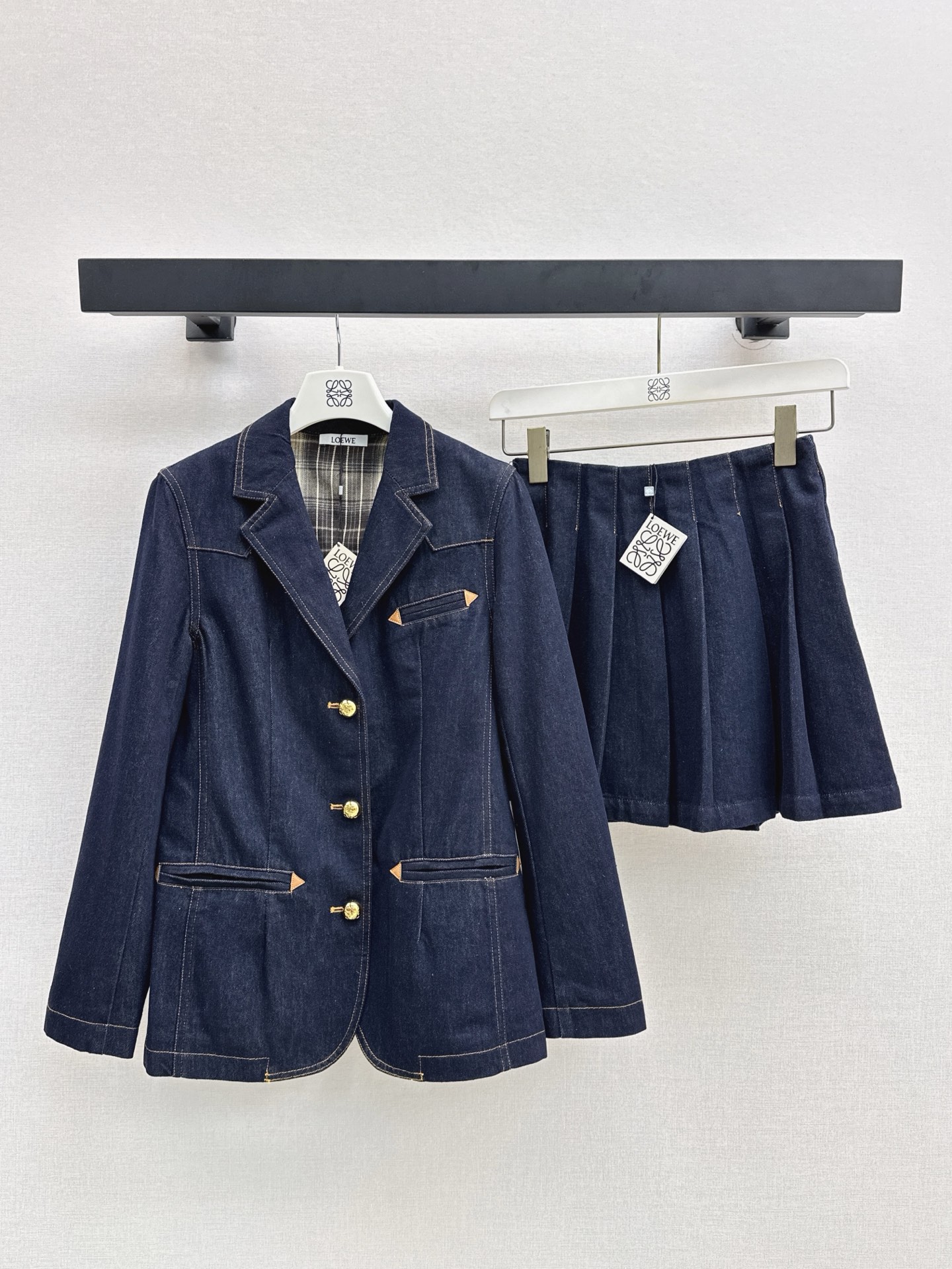 NO:311104,The jacket is half skirt and college style~Loe 25Ss———The latest retro imitation denim denim suit in spring and summer denim suit denim suits denim suits   pleated skirts fashionable and versatile to meet the needs of easy matching   quick outing. Exclusive customized imitation denim wash texture fabric with a retro feel of denim material and is easier to manage. Recommend a set of matching. One color split development. SML is available in stock, loewe, skirts, jackets & coats, business suit, alexander wang19860909外套半裙龄高校风～Loe 25Ss————春夏最新款复古仿丹宁牛仔套装 牛仔西装 压褶半裙 时髦百搭 是满足轻松搭配 快速出门的着装需求 独家定制的仿丹宁水洗质感面料 拥有牛仔材质的复古感觉又更好打理 推荐一套搭配 一色分开发 现货发售sml,,loewe,skirts,jackets & coats,business suit,alexander wang,Women's clothing