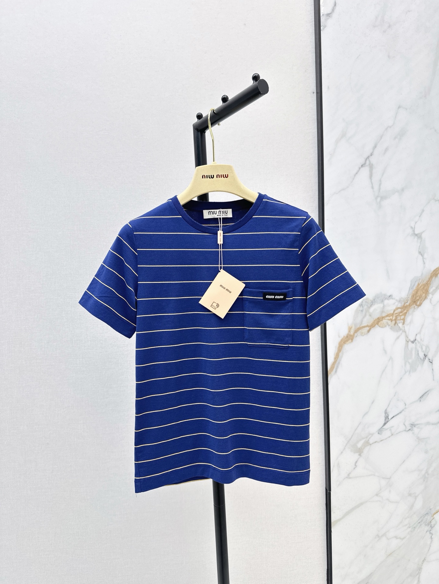 NO:311626,Miu 25Ss———The latest royal blue logo letter striped T-shirt in spring and summer. The logo letter design on the chest adds a sense of design to the overall casual atmosphere. Full of fashionable feeling. The boyfriend-style silhouette style is unrestrained. It is versatile and not picky. It looks slim and looks super high. The actual wear rate is very high. SML is available in stock,,miumiu,tees, t-shirt,alexander wang19860909Miu 25Ss———春夏最新款宝蓝色徽标字母条纹T恤 胸前徽标字母设计 在整体的休闲氛围中增添设计感 时髦感十足 男友风廓形版型上身无束缚感 百搭不挑人超级显瘦 实穿率超高 一色现货发售sml,,miumiu,tees，t-shirt,alexander wang,Women's clothing