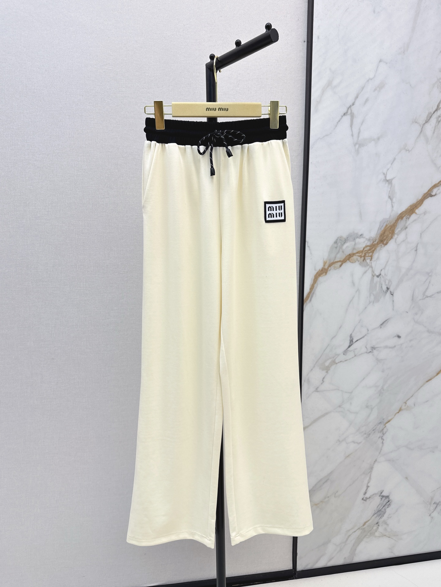 NO:311635,Miu 25Ss————The latest spring and summer contrasting casual wide-leg trousers customized with soft and comfortable fabric, smooth and stylish, high-waist drawstring wide-leg trousers style, uses contrasting color effect to create a styling effect, playful and cute style, easy to reduce age, rope drawstring and straight trousers design, inclusively modify the leg shape, and wear it full of high street fashion. Two colors are available in stock,,miumiu,alexander wang19860909Miu 25Ss————春夏最新款撞色休闲阔腿长裤定制面料柔挺舒适 垂顺有型 高腰抽绳阔腿长裤版型 利用撞色效果打造出拼接运动风的效果 风格俏皮可爱 轻松减龄 绞花抽绳搭配直筒裤腿设计 包容修饰腿型的同时 穿出满满的高街时髦 两色现货发售sm,,miumiu,alexander wang,Women's clothing