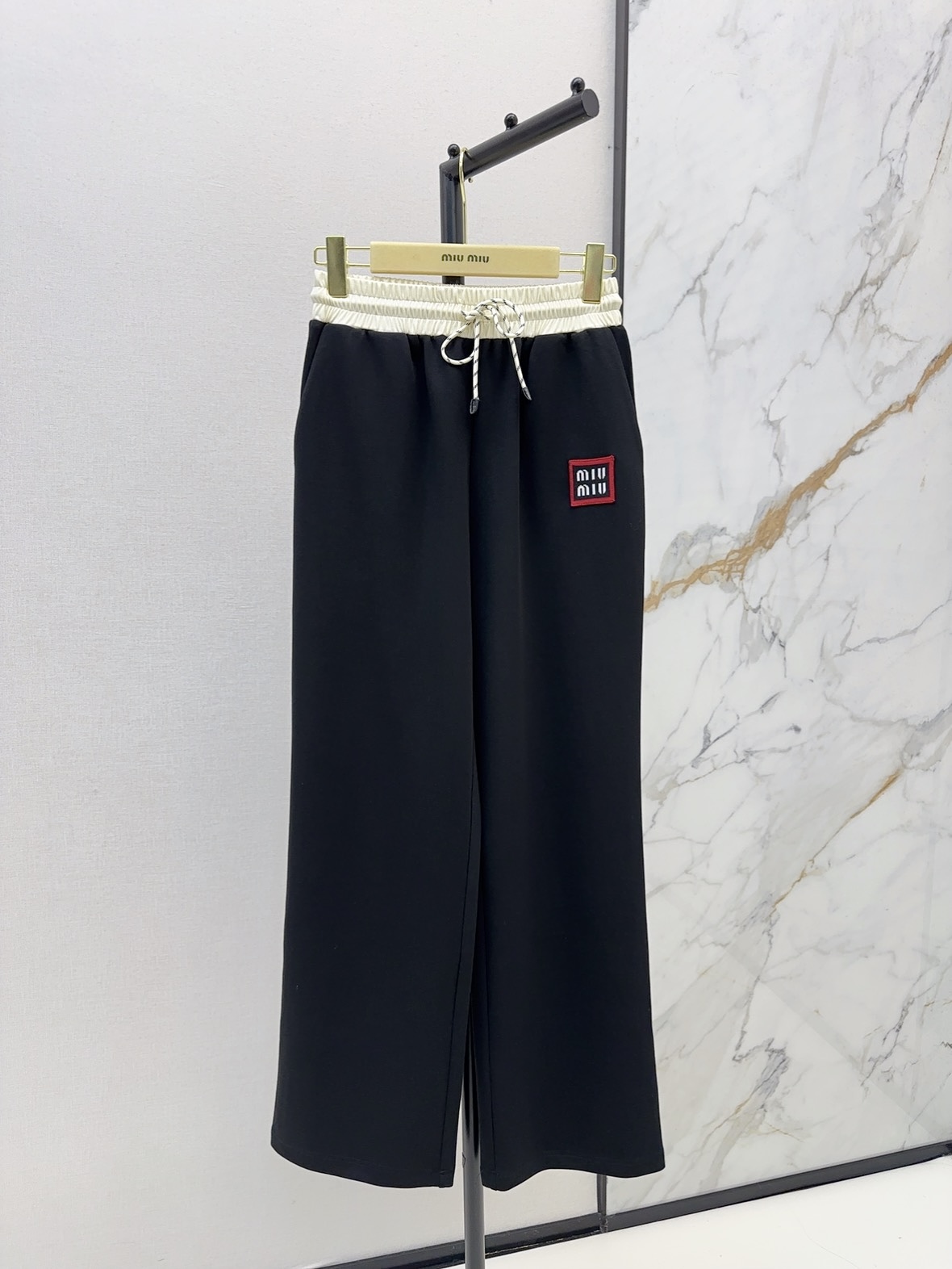 NO:311638,Miu 25Ss————The latest spring and summer contrasting casual wide-leg trousers customized with soft and comfortable fabric, smooth and stylish, high-waist drawstring wide-leg trousers style, uses contrasting color effect to create a styling effect, playful and cute style, easy to reduce age, rope drawstring and straight trousers design, inclusively modify the leg shape, and wear it full of high street fashion. Two colors are available for sale in stock,,miumiu,alexander wang19860909Miu 25Ss————春夏最新款撞色休闲阔腿长裤定制面料柔挺舒适 垂顺有型 高腰抽绳阔腿长裤版型 利用撞色效果打造出拼接运动风的效果 风格俏皮可爱 轻松减龄 绞花抽绳搭配直筒裤腿设计 包容修饰腿型的同时 穿出满满的高街时髦 两色现货发售sml,,miumiu,alexander wang,Women's clothing