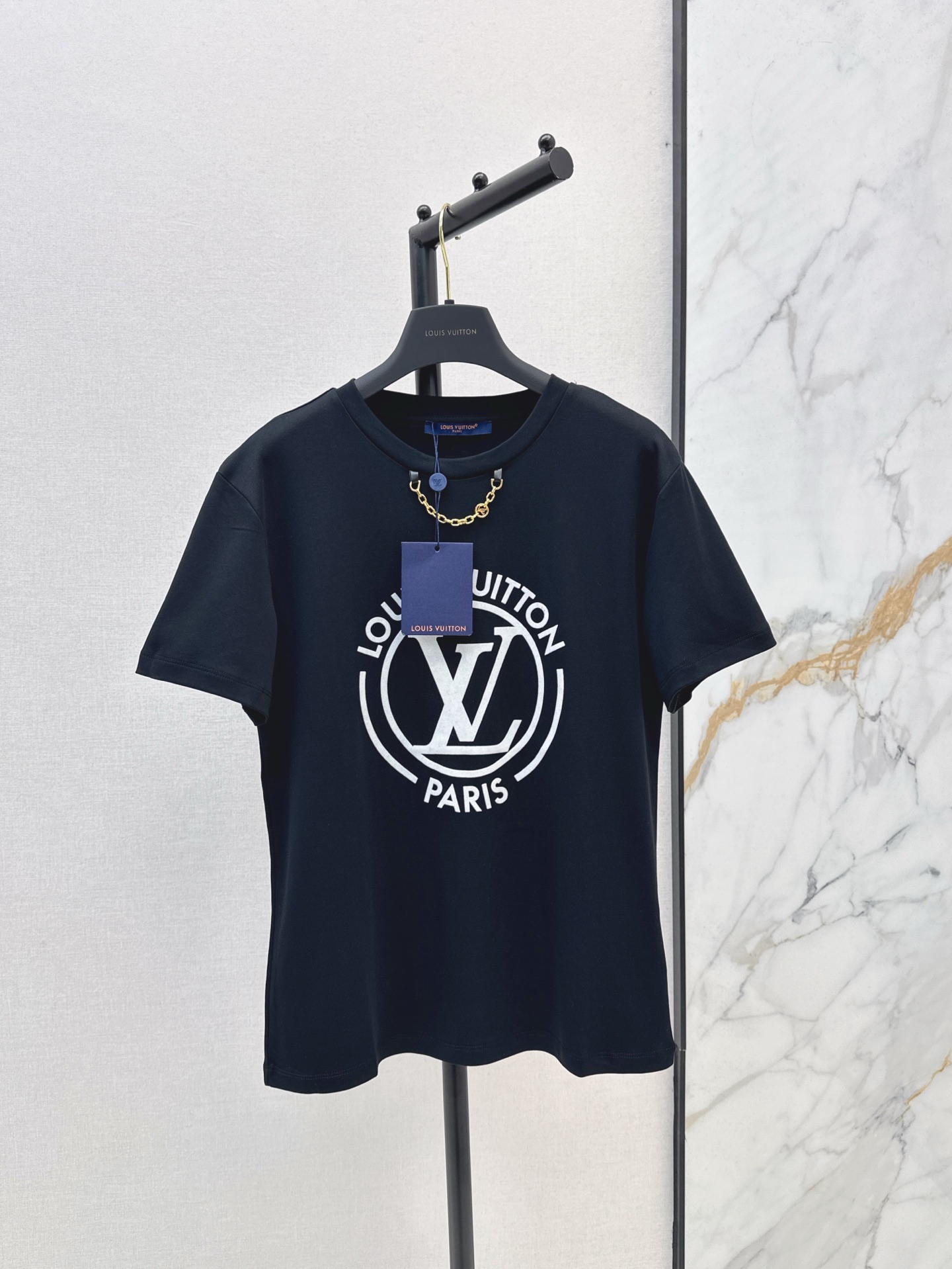 NO:311641,L Home 25Ss————The latest round neck printed chain T-shirt in spring and summer custom-made cotton material is breathable and comfortable. Regular short-sleeved T-shirt cut highlights the brand style. It is slightly elastic and gives a slim visual effect. The neckline is made of metal letter chains. The chest is decorated with badge-like letters and letters. It highlights the high-end style. The inner wear is brilliant and fashionable. The color is sold in stock. sml 8,,louis vuitton,T-shirt,tees,t-shirt,alexander wang19860909L家 25Ss————春夏最新款圆领印花链条T恤定制全棉材质透气舒适 常规短袖T恤裁剪 凸显品牌格调 略带有弹力 呈现显瘦视觉效果 领口以金属字母链条作设计亮点 胸前用徽章感字母标识装饰 彰显高级格调 单穿内搭都出彩时髦一色现货发售sml 8,,louis vuitton,T-shirt,tees，t-shirt,alexander wang,Women's clothing