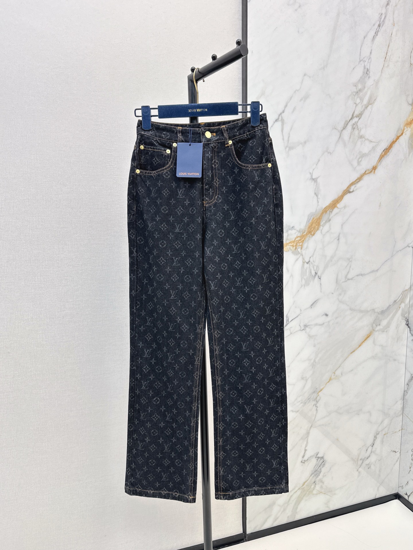 NO:311653,L Home 25Ss—————The latest jacquard denim trousers in early spring. Customized cotton denim material is soft and comfortable. Clever and fashionable. Treated with repeated enzyme washing process. It is not easy to dye and decolorize. High-waisted button double-insert pocket evergreen style. The whole body is decorated with the iconic four-leaf clover letter jacquard pattern. Easy to reduce age. The regular version is matched with the straight-leg design of the trouser legs. It is inclusive and modified while wearing a full high street fashionable style. A pair of versatile trousers in all seasons. Vacation dates. One color is available for sale in stock. Sml9926,,louis vuitton,alexander wang19860909L家 25Ss————早春最新款提花牛仔长裤 定制棉牛仔材质面料柔软舒适 挺括时尚 沿用反复酵素水洗工艺处理 不易染色脱色 高腰系扣双插兜常青样式 通体点缀标志性四叶草字母提花图案 轻松减龄 常规版型配合裤腿直筒设计 包容修饰腿型的同时 穿出满满的高街时髦风格 一条四季百搭长裤 度假约会日常 一色现货发售sml9926,,louis vuitton,alexander wang,Women's clothing