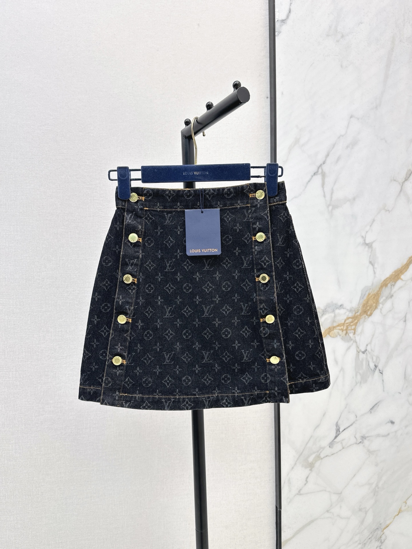 NO:311630,L Home 25Ss———The latest spring and summer jacquard fashionable denim skirt custom jacquard denim fabric texture restored, high texture, enzyme washing presents a high street black and blue, high waist button shorts style, jacquard four-leaf clover elements and letter logo, trouser legs lined and tailored to fit the human body curve, and it looks crisp and stylish. One-color spot sml, louis vuitton, skirts, shorts, alexander wang19860909L家 25Ss———春夏最新款提花时髦牛仔半裙定制提花牛仔面料 肌理还原 质感上乘 酵素水洗呈现高街感黑蓝色 高腰系扣短裤版型 通体提花四叶草元素和字母徽标 裤腿走线剪裁贴合人体曲线更显挺括有型 一色现货发售sml,,louis vuitton,skirts,shorts,alexander wang,Women's clothing