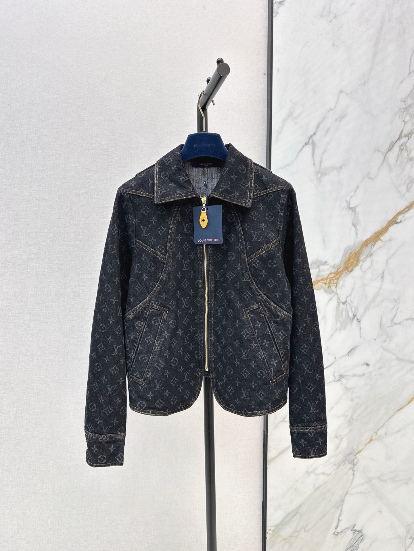 NO:311633,L Home 25Ss———The latest lapel denim jacket in early spring Customized denim fabric Good breathability Soft and skin-friendly Lapel jacket tailoring Multi-enzyme washing process Zipper plaque with arc-shaped slit hem Combined with jacquard four-leaf clover elements and letter logos Add styling Highlights Fashionable style Easy to wear good proportions One-color spot sml,,louis vuitton,jackets & coats,alexander wang19860909L家 25Ss———早春最新款翻领牛仔外套 定制牛仔面料 透气性佳 柔软亲肤 翻领外套剪裁 多重酵素水洗工艺处理 拉链开襟配合圆弧形开衩下摆 配合通体提花的四叶草元素和字母徽标 增加造型感 突出时髦风格 轻松穿出好比例 一色现货发售sml,,louis vuitton,jackets & coats,alexander wang,Women's clothing