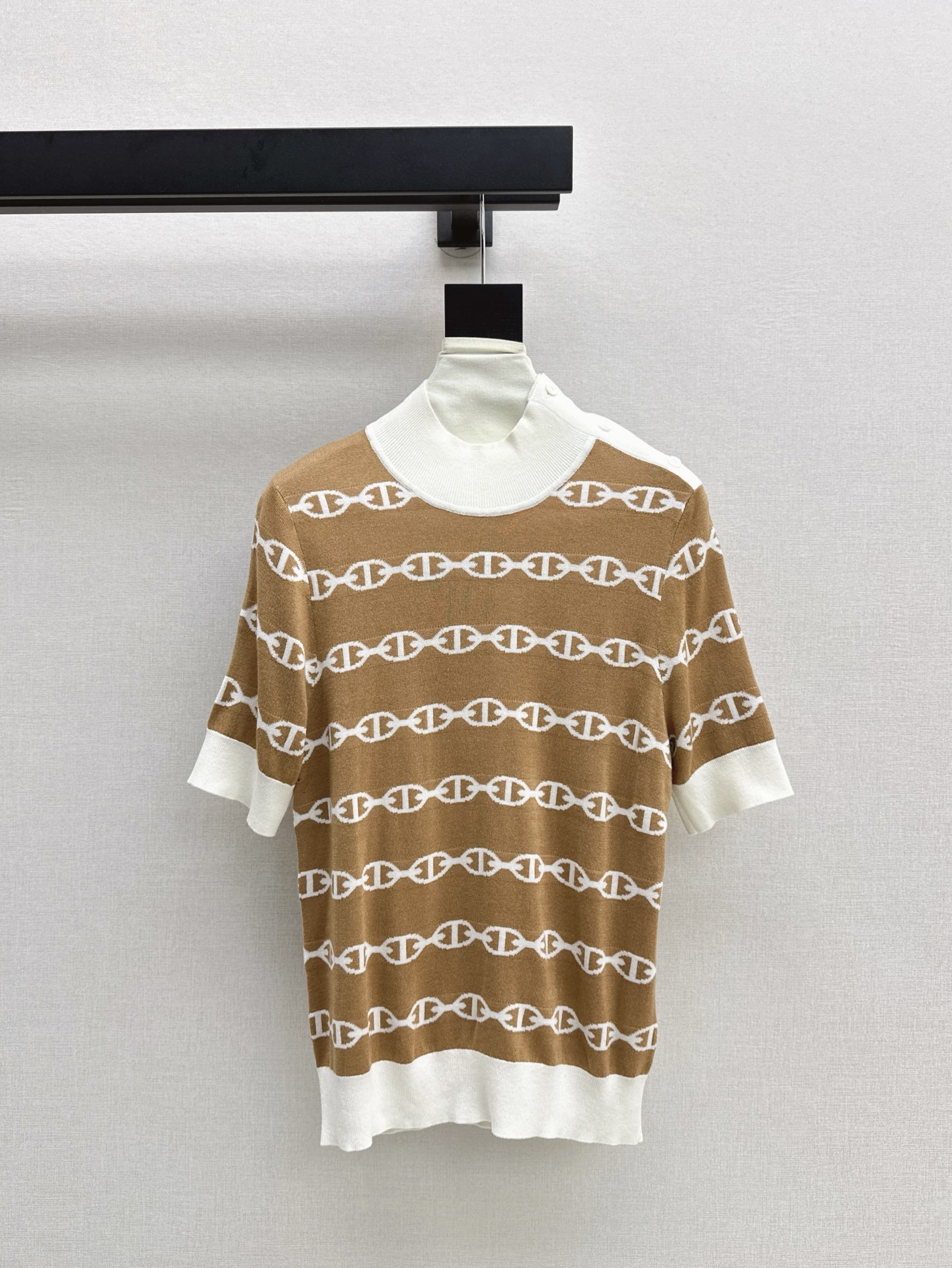 NO:311651,Her 25Ss————The latest classic knitted short-sleeved tops in spring and summer imported 100% beautiful slave fine wool yarn. The delicate and soft feel is invincible. Full positioning pig nose craftsmanship pattern is fashionable and generous. The round neck is elegant and fashionable. The classic style is not picky about people and looks slim and versatile. Highly recommended must-have items. Two colors are available in stock. SML, T-shirt, alexander wang19860909Her 25Ss————春夏最新款经典提织图案针织短袖上衣进口百分百美丽奴细羊毛纱线 细腻柔软的手感无敌赞 全定位猪鼻子工艺图案时髦大方 气质圆领优雅又时髦 经典版型不挑人上身显瘦又百搭 强烈推荐必入单品 两色现货发售sml,,T-shirt,alexander wang,Women's clothing