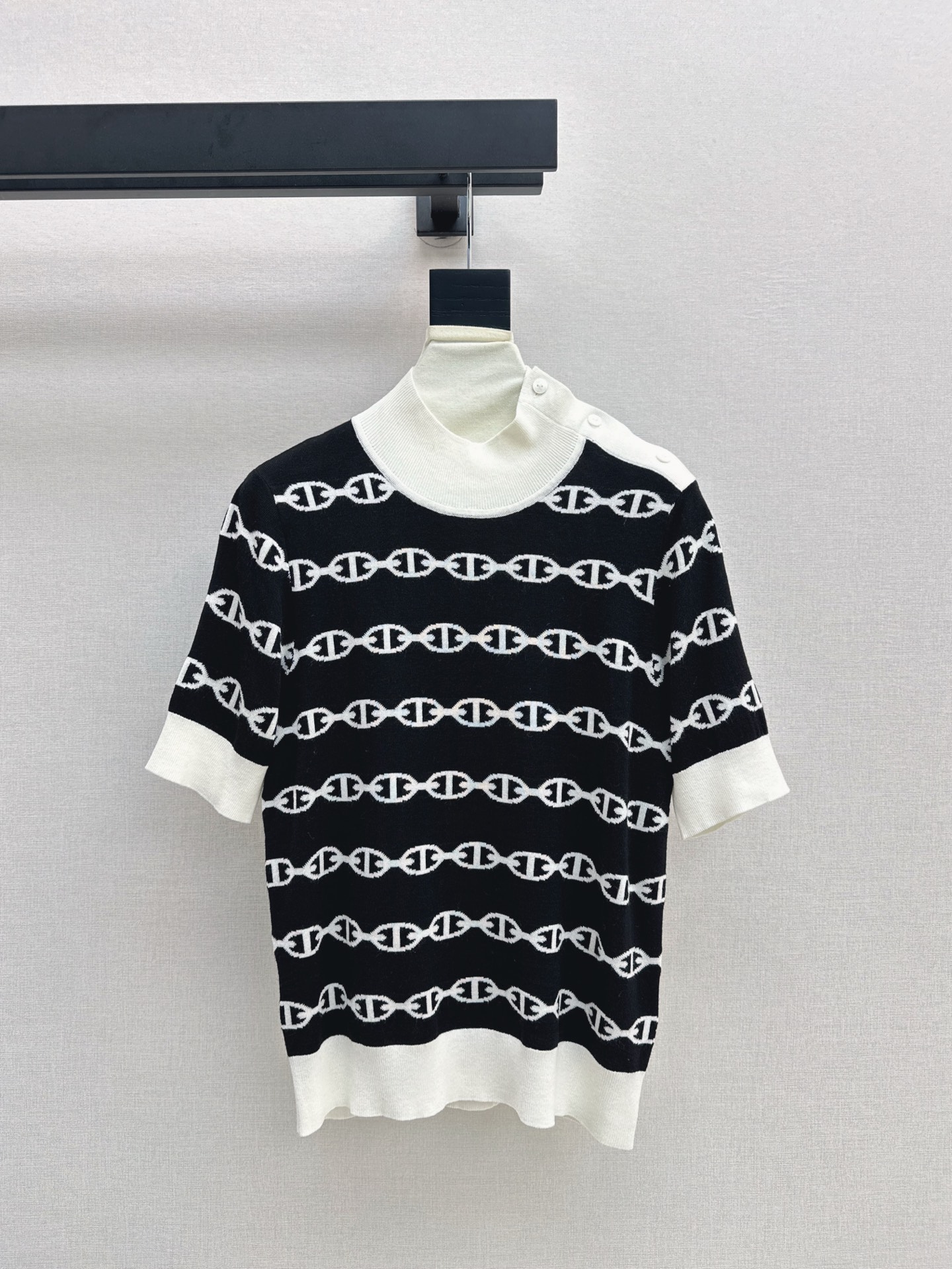 NO:311654,Her 25Ss————The latest classic knitted short-sleeved tops in spring and summer, imported 100% beautiful slave fine wool yarn, delicate and soft feel, perfect, full positioning pig nose craft pattern, fashionable and generous, round neck elegant and fashionable, classic style is not picky for people, slim and versatile, strongly recommended must-have items, two colors are available in stock, sm, T-shirt, alexander wang19860909Her 25Ss————春夏最新款经典提织图案针织短袖上衣进口百分百美丽奴细羊毛纱线 细腻柔软的手感无敌赞 全定位猪鼻子工艺图案时髦大方 气质圆领优雅又时髦 经典版型不挑人上身显瘦又百搭 强烈推荐必入单品 两色现货发售sm,,T-shirt,alexander wang,Women's clothing