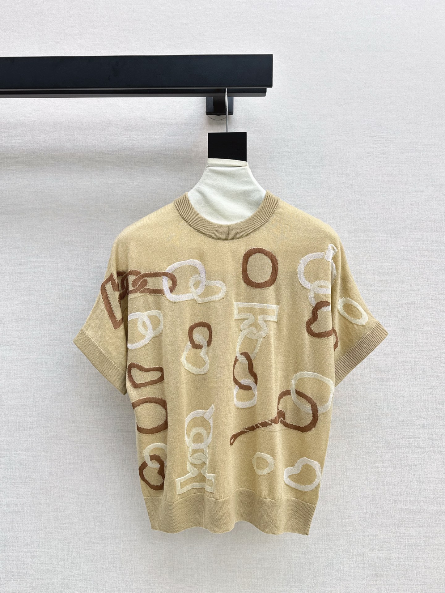 NO:311655,Her 25Ss————The latest classic knitted pattern short-sleeved knitted tops in spring and summer imported wool silk yarn. The delicate and soft feel is invincible. Full positioning chain rope jacquard craftsmanship pattern is fashionable and generous. The round neck is elegant and fashionable. The classic style is not picky about people and looks slim and versatile. One color is available in stock. sml, T-shirt, alexander wang19860909Her 25Ss————春夏最新款经典提织图案短袖针织上衣进口羊毛蚕丝纱线 细腻柔软的手感无敌赞～全定位链条绳索提花工艺图案时髦大方 气质圆领优雅又时髦 经典版型不挑人上身显瘦又百搭 一色现货发售sml,,T-shirt,alexander wang,Women's clothing