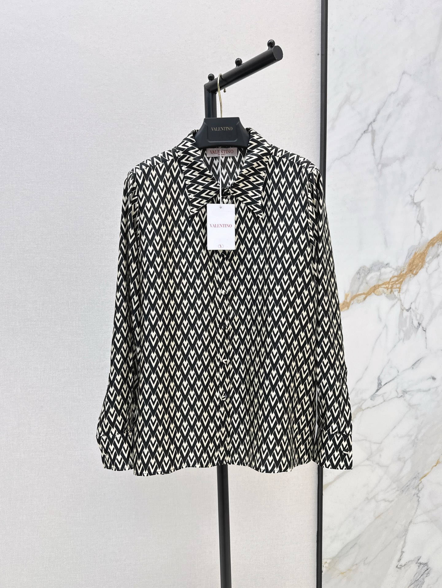 NO:311595,VLTN 25Ss————The latest style of geometric graphic letter elements printed pattern silk shirts imported 100% silk twill, light and delicate texture, small lapels casual and elegant, romantic temperament, elegant and charming, slim and tall, one-color spot on sale smlxl,,shirts, real silk,alexander wang19860909VLTN 25Ss————春夏最新款几何图形字母元素印花图案真丝衬衫进口百分百真丝斜纹绸 质感轻盈细腻 气质小翻领随性优雅 浪漫气质优雅迷人 上身显瘦又高挑 一色现货发售smlxl,,shirts,real silk,alexander wang,Women's clothing