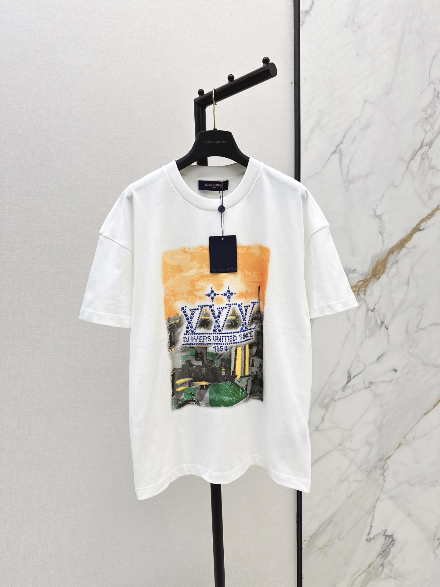 NO:311604,Men and women L home 25Ss————The latest spring and summer logo ironing craft T-shirt with large ironing craftsmanship in the middle. The loose version of the upper body makes you look slim. No matter how you match it, you won’t make any mistakes. One-size-fitting sml is available in stock. 0,,louis vuitton,tees, t-shirt,alexander wang19860909男女同款 L家 25Ss————春夏最新款logo烫钻工艺T恤 中间大烫钻logo设计 宽松版型上身效果显瘦 怎么搭都不会出错 一色现货发售sml 0,,louis vuitton,tees，t-shirt,alexander wang,Women's clothing