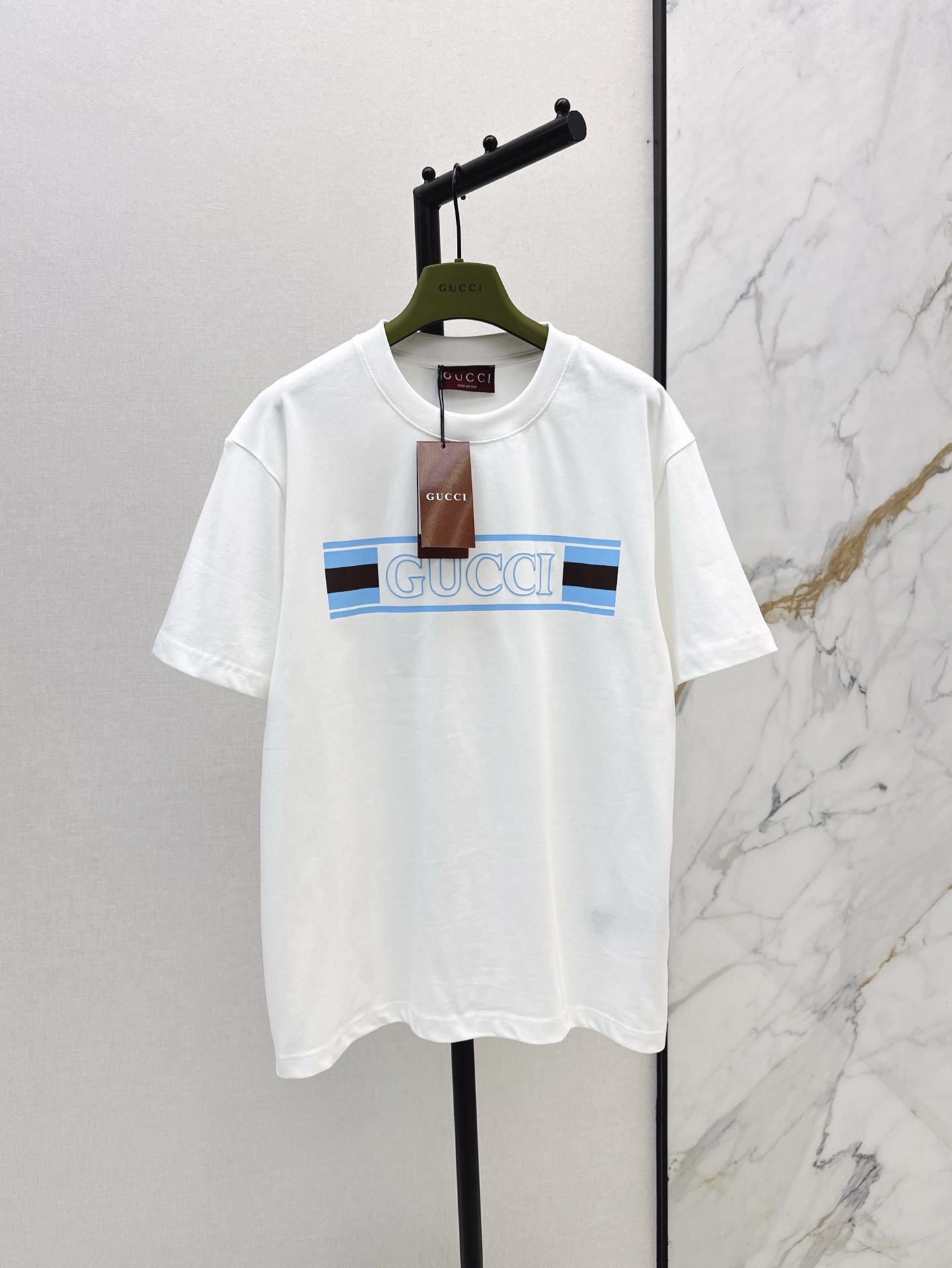 NO:311607,Men and women Gu 25Ss—————The latest spring and summer contrasting letter printed short-sleeved T-shirt classic round neck silhouette tailoring design, simple and easy to wear, and it attracts attention when walking on the street!  A feeling of youth and vitality!  Two colors spot sale sml, T-shirt,tees,t-shirt,alexander wang19860909男女同款 Gu 25Ss—————春夏最新款撞色字母印花短袖T恤经典圆领廓形版型剪裁设计 简洁好穿 走在街上吸睛度满分！青春又活力的感觉！两色现货发售sml,,T-shirt,tees，t-shirt,alexander wang,Women's clothing